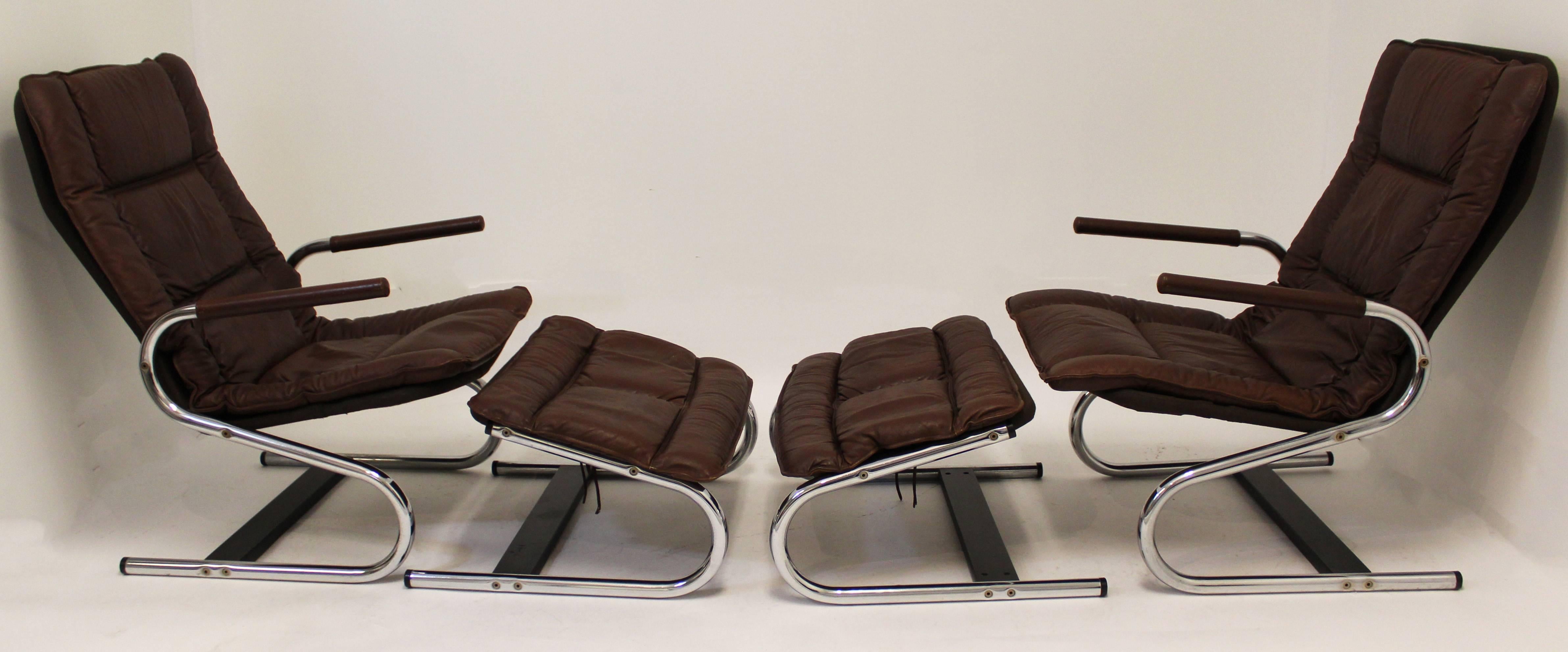 Elegant pair of brown leather and chrome lounge chairs and ottomans by Ingmar Relling for Westnofa in Norway. In excellent condition. The dimensions of the chairs are 24