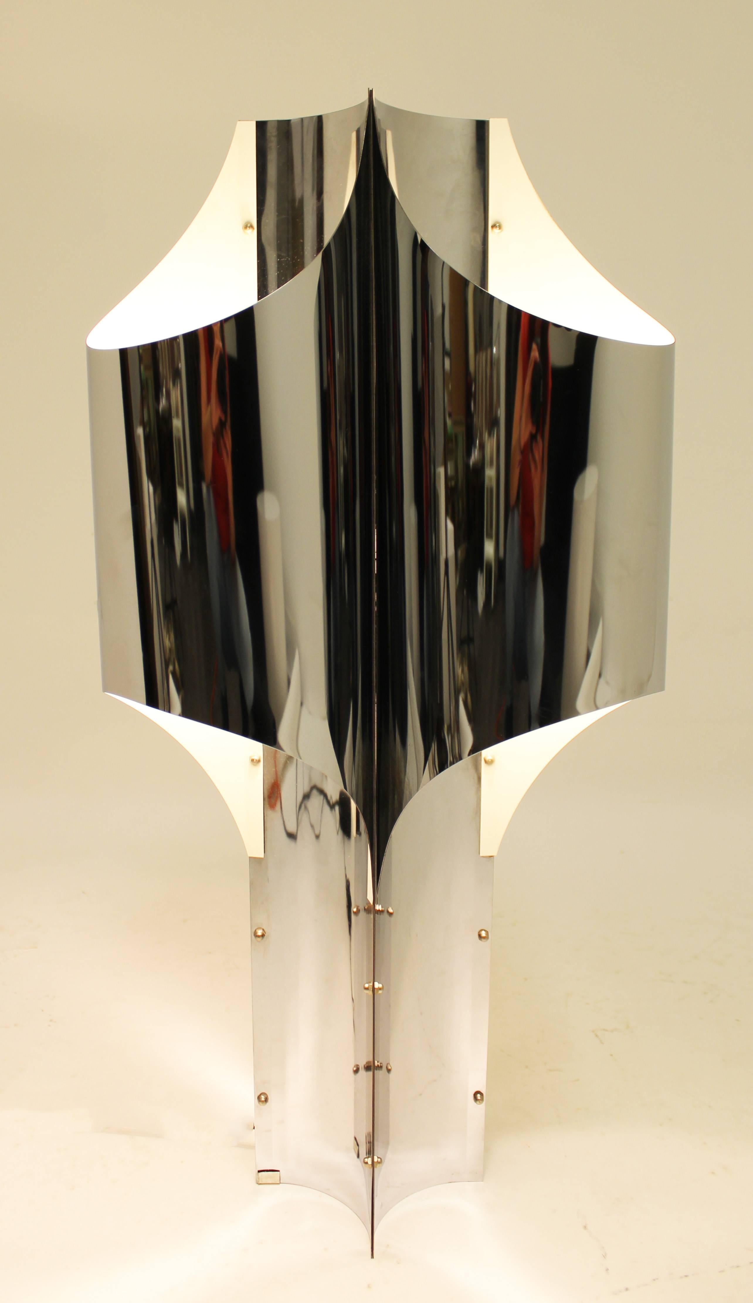 For your consideration is a stunning, reflective, sculptural table lamp, made of aluminum and chrome by Robert Sonneman. In excellent condition. The dimensions are 19