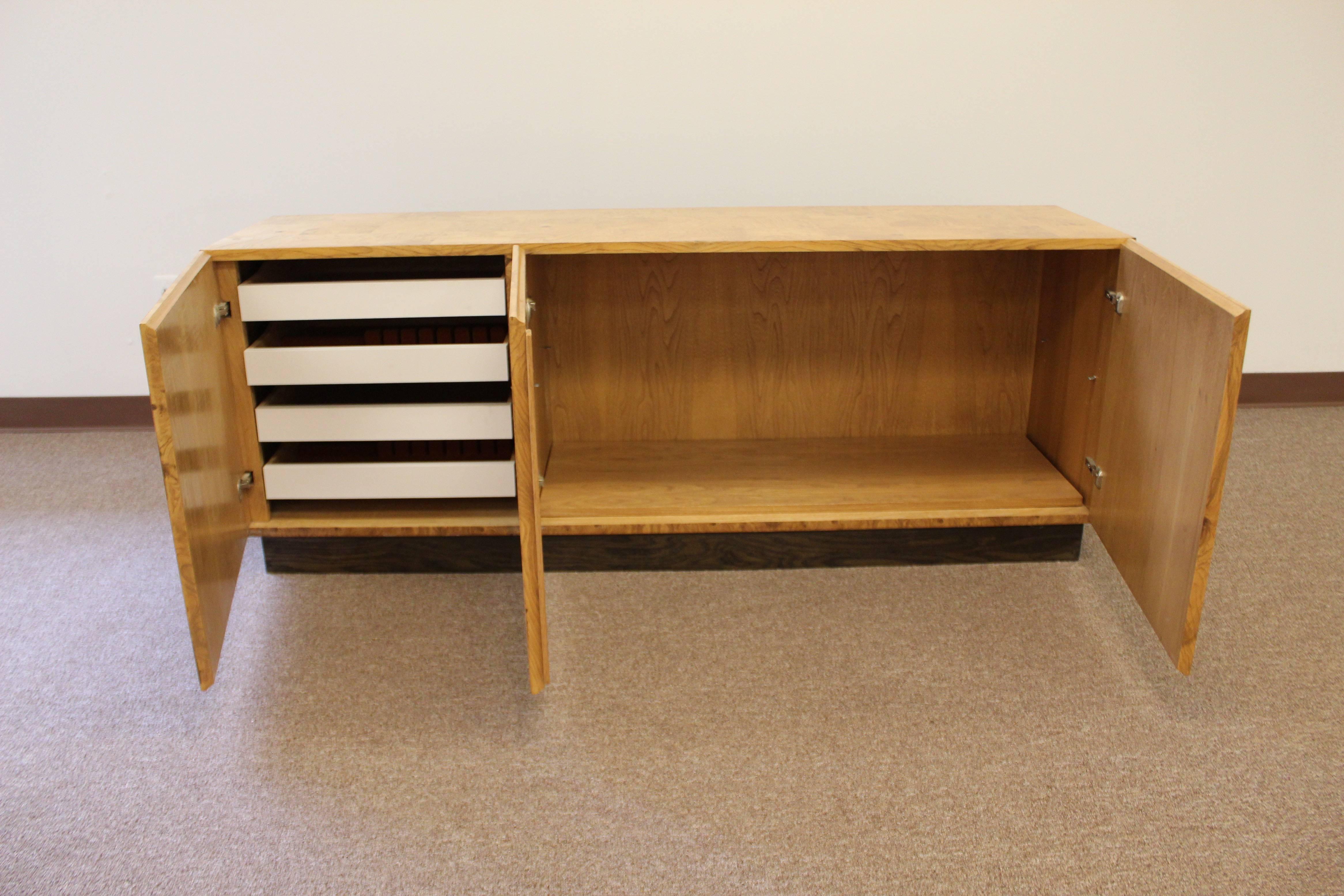 Attributed Milo Baughman Burl Wood Credenza Buffet Sideboard In Good Condition In Keego Harbor, MI