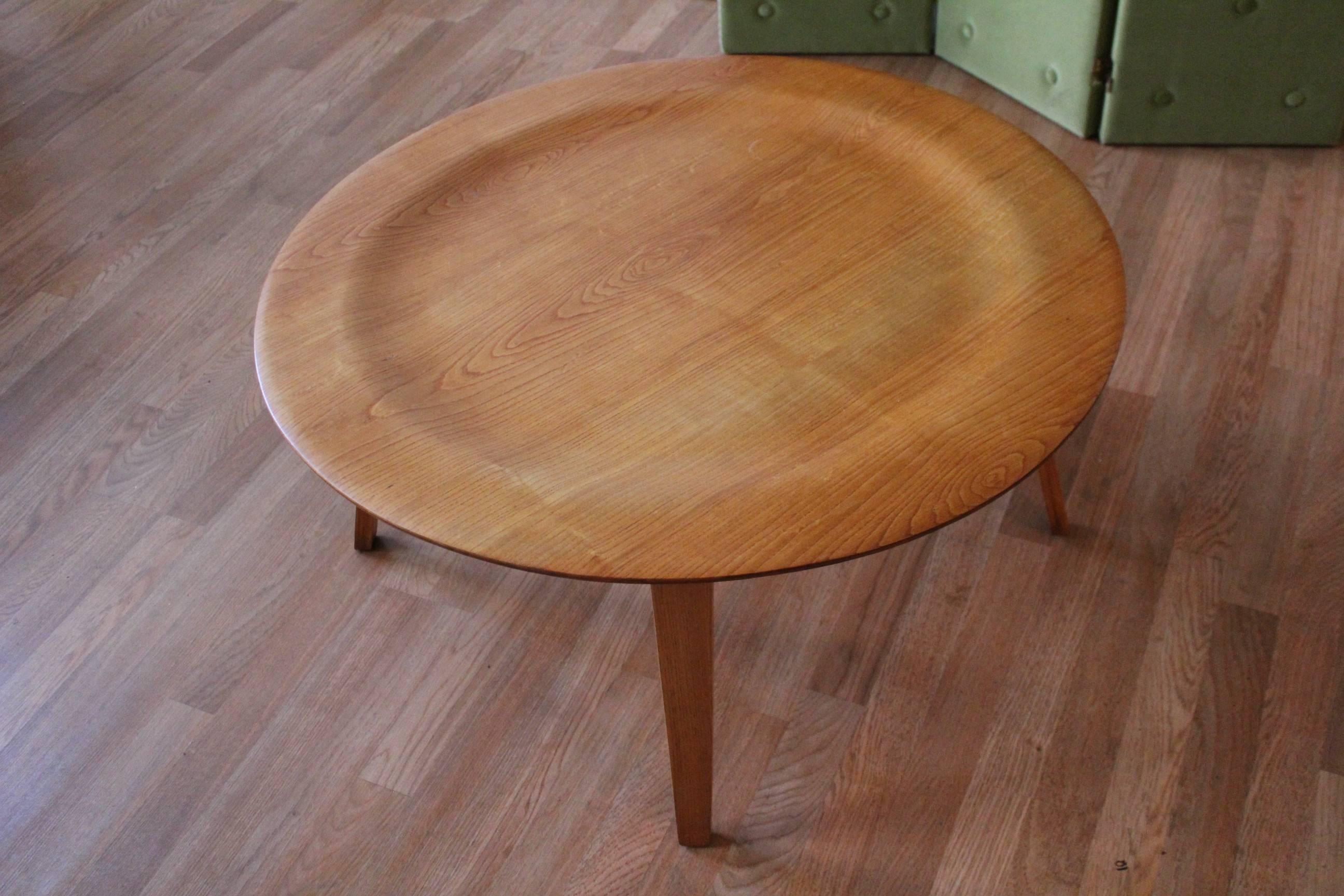 Proud to offer this EVANS EARLY example of a CTW molded plywood coffee table. 