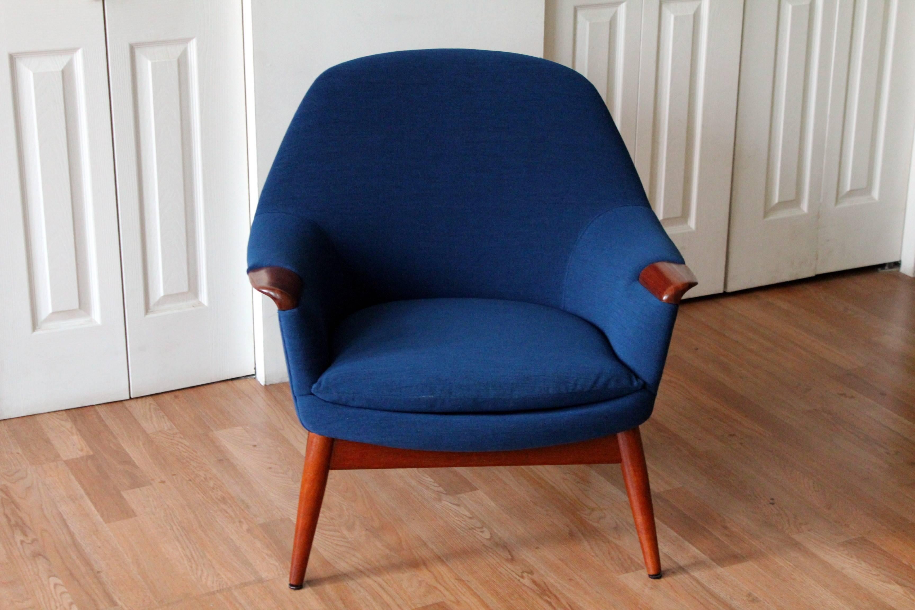 Gerhard Berg for LK Hjelle lounge chair newly upholstered in a rich, vivid blue Epingle (pronounced EP-PIN-GLAY). This scarce Norwegian Mid-Century Modern lounge chair is ready to grace your space! You must agree, this piece is beyond