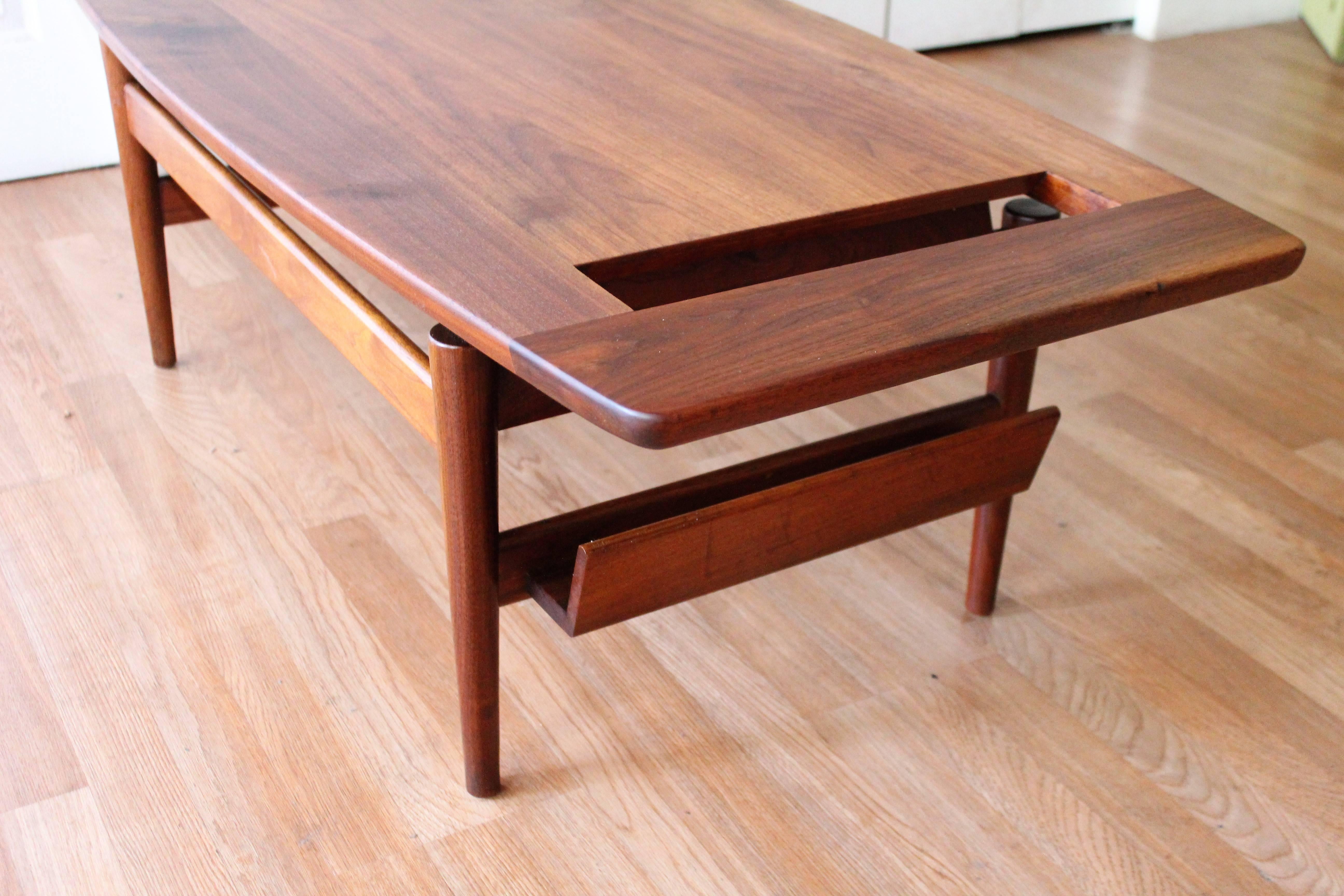 Jens Risom Coffee Table with Magazine Rack In Good Condition In Chicago, IL