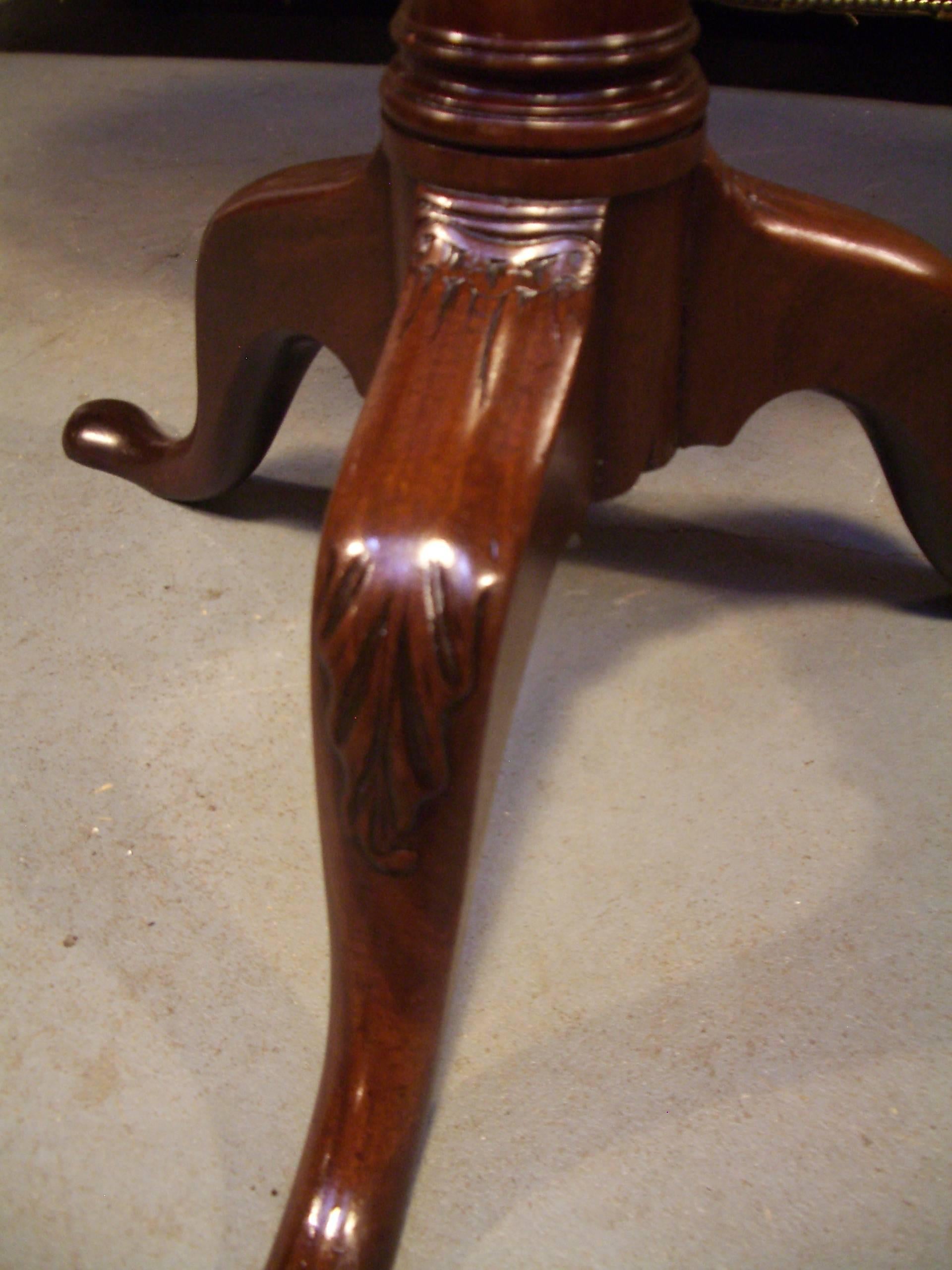 Beautiful antique mahogany tilt-top table, in perfect condition, with a beautiful aged color.
The table has a beautiful Gun Barrel base. This type of base was frequently used in the 18th century. 
Origin: England, 18th century, circa 1770
Size: