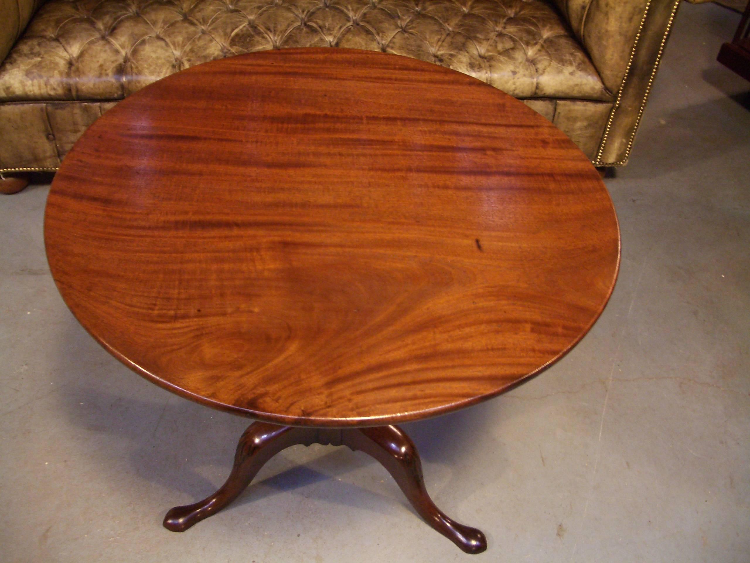 18th Century Antique Mahogany Tilt-Top Table In Excellent Condition In Eindhoven, NL