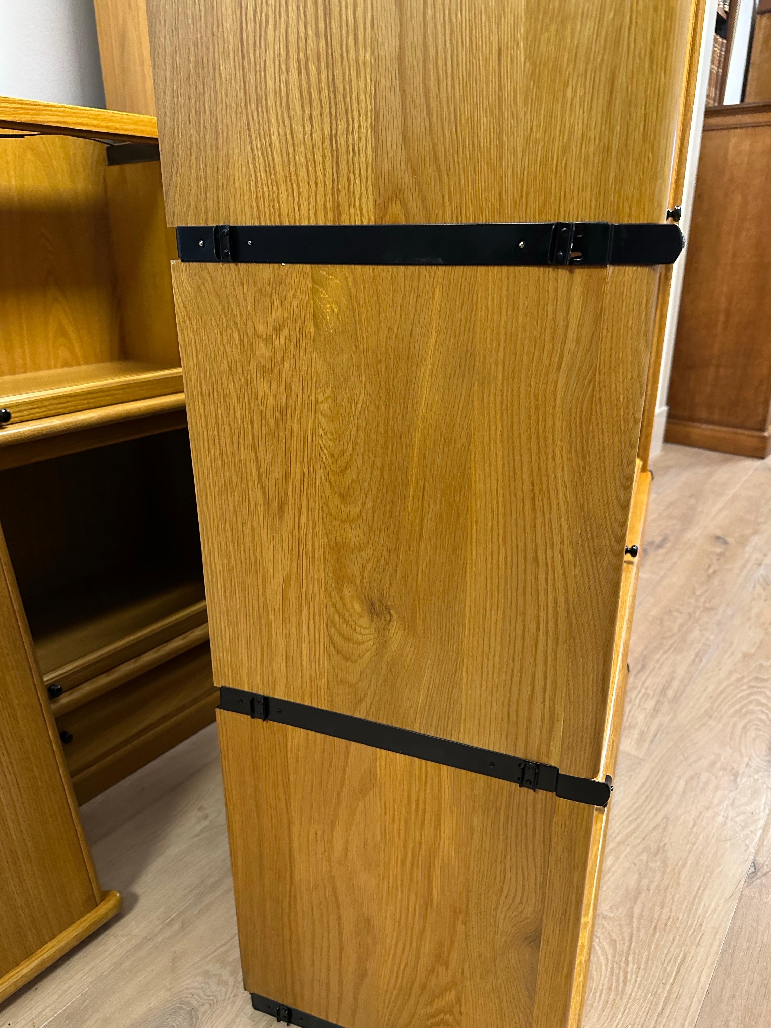 Libreria Globe Wernicke in rovere massiccio. Lo schienale e il fondo sono sempre in compensato nelle librerie Globe Wernicke. Completamente composto da 15 parti impilabili. Gli zoccoli sono dotati di cassetti. Completamente in perfette condizioni.