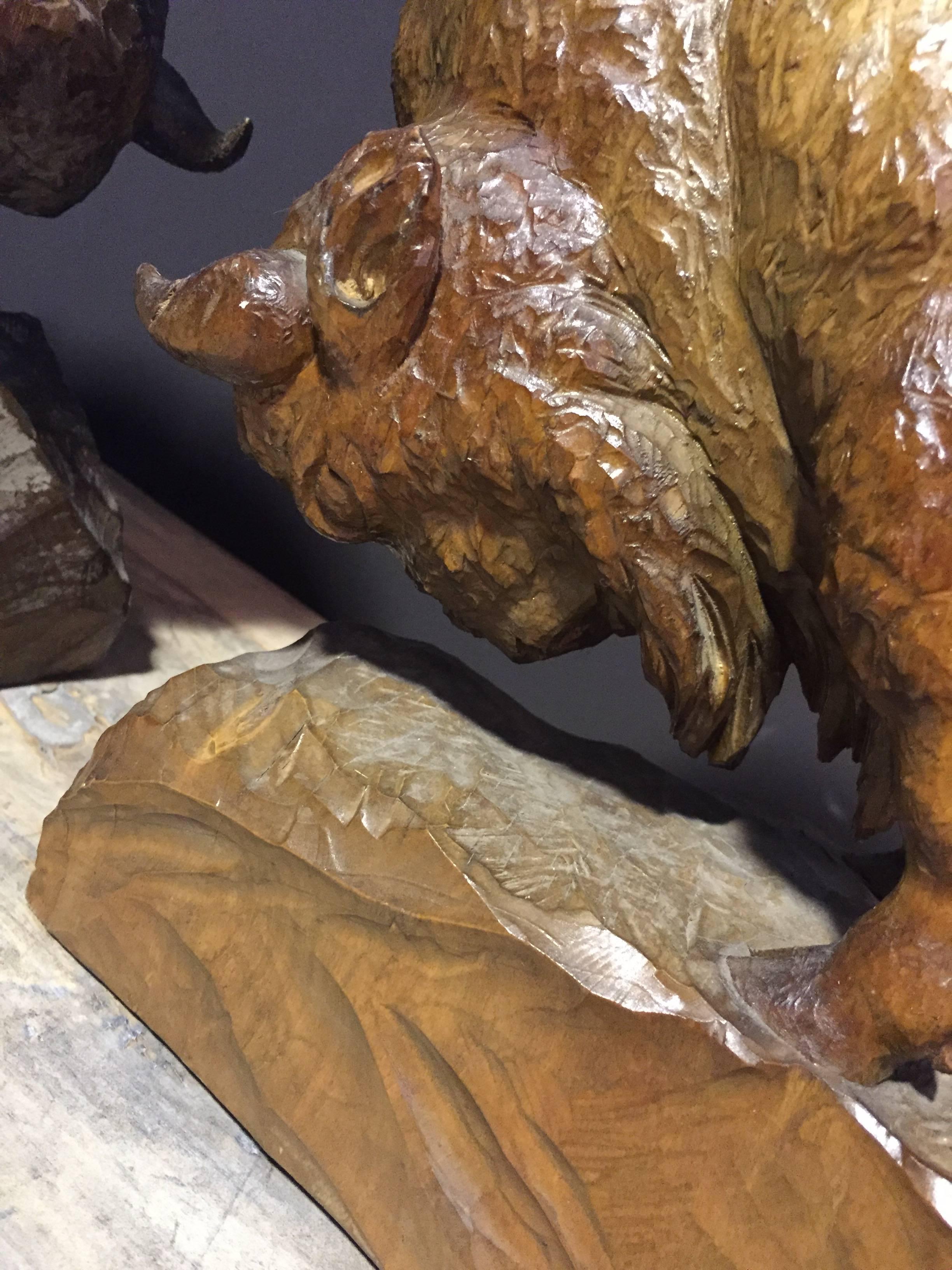 Set of hand-carved wooden bisons with nice patina In Excellent Condition In Eindhoven, NL