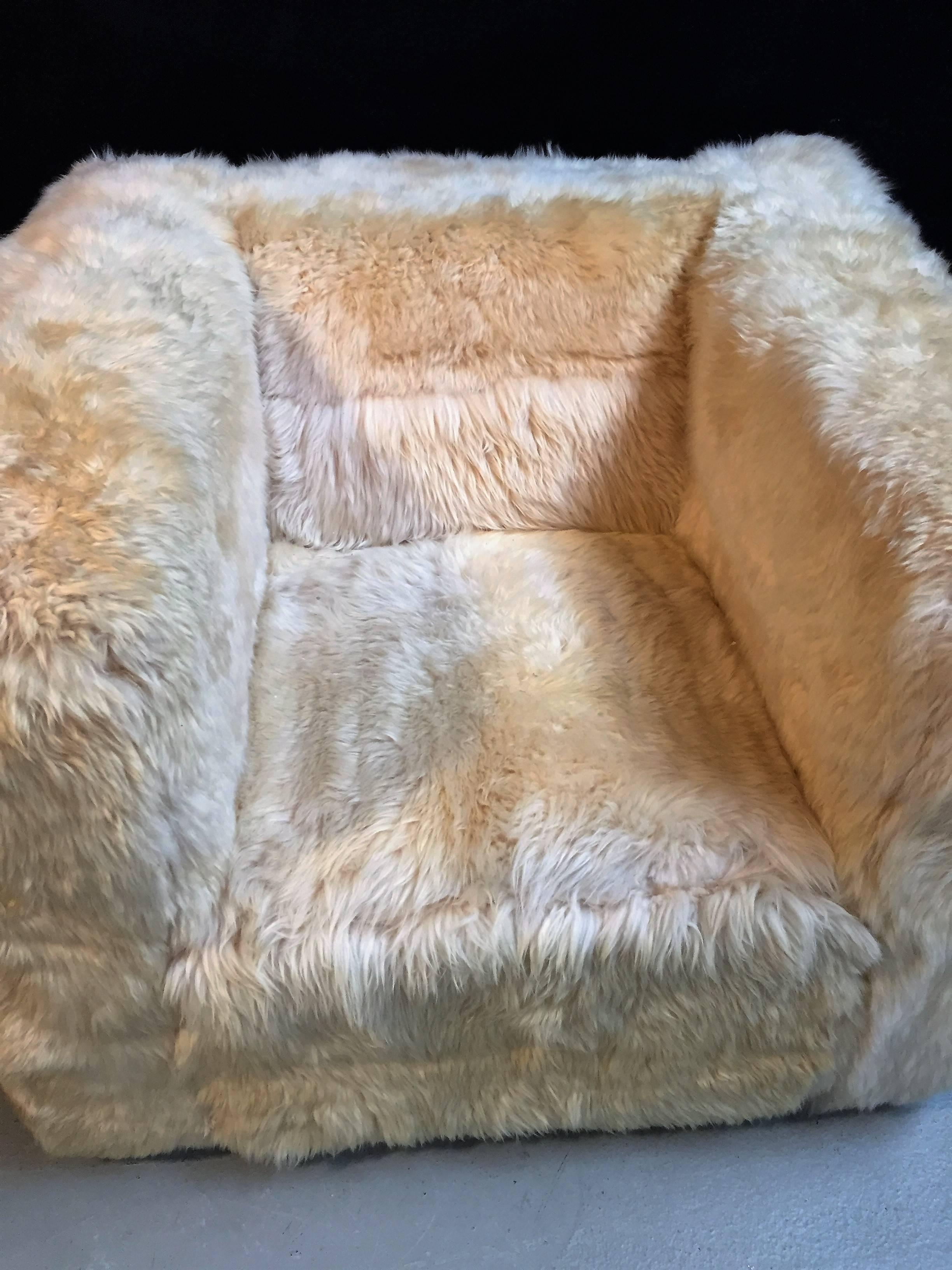 Cube chair upholstered with sheepskin In Excellent Condition In Eindhoven, NL