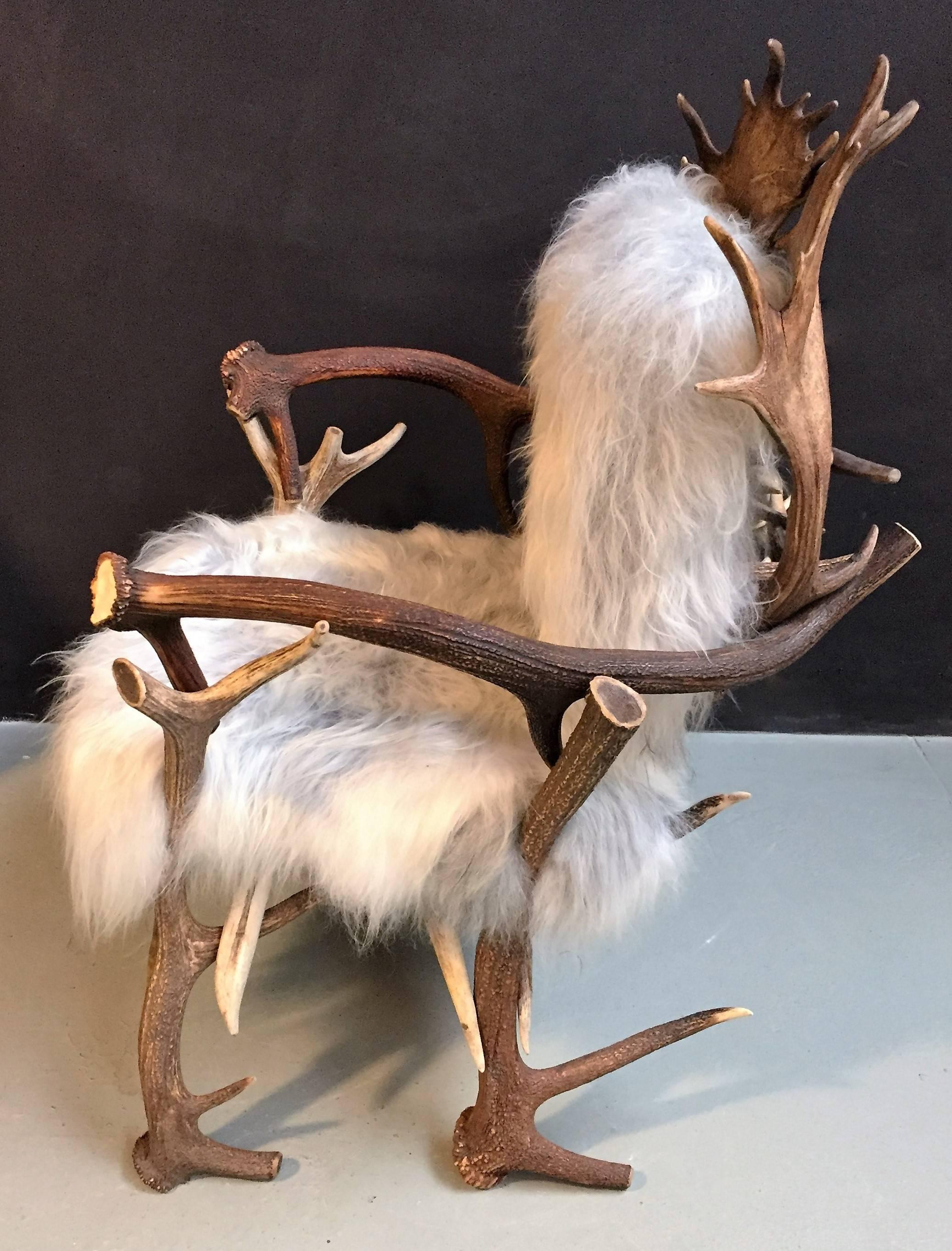 Antler chair with grey Iceland sheepskin upholstery In Excellent Condition In Eindhoven, NL