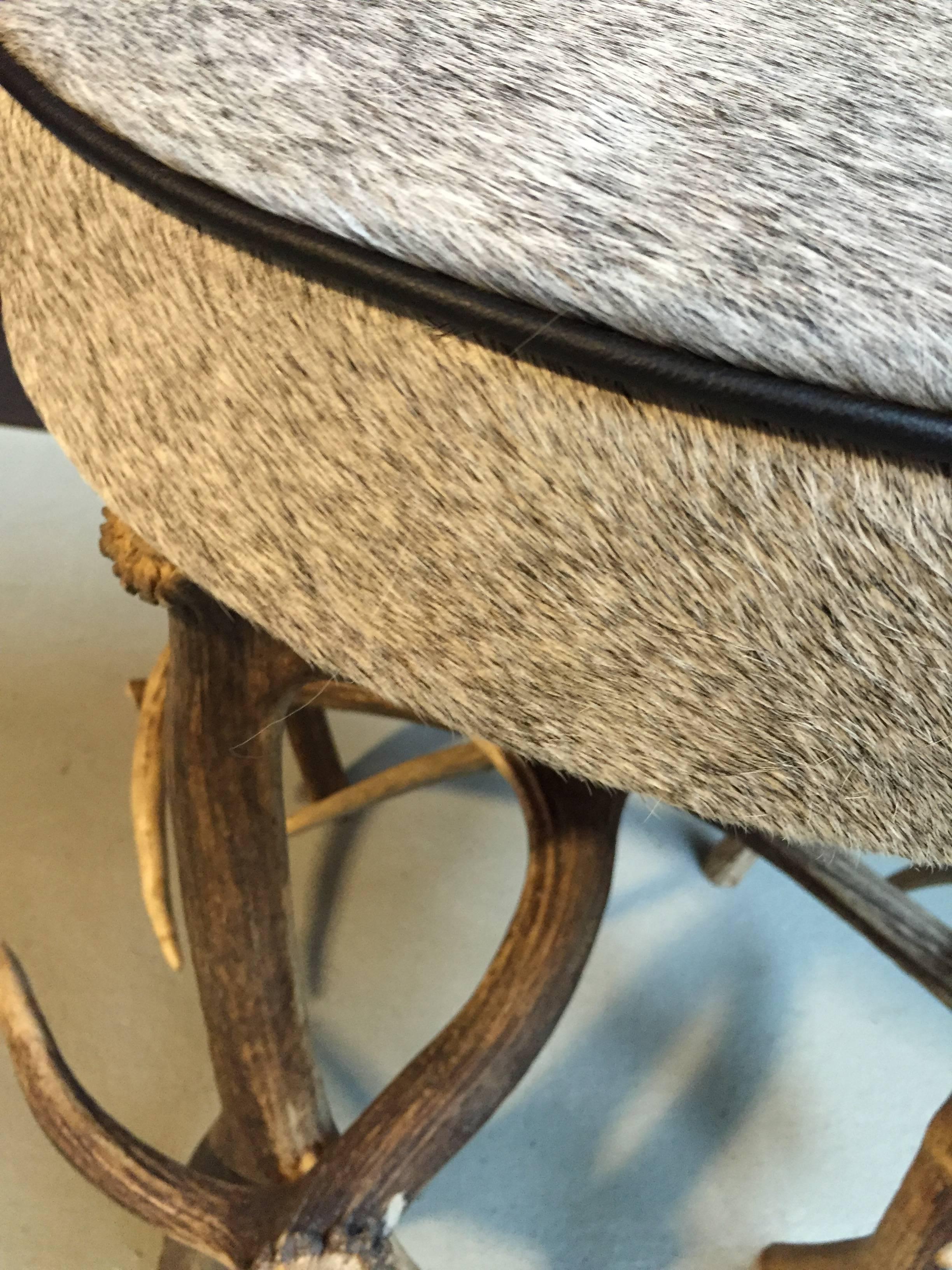 Antler stool with grey cowhide In Excellent Condition In Eindhoven, NL