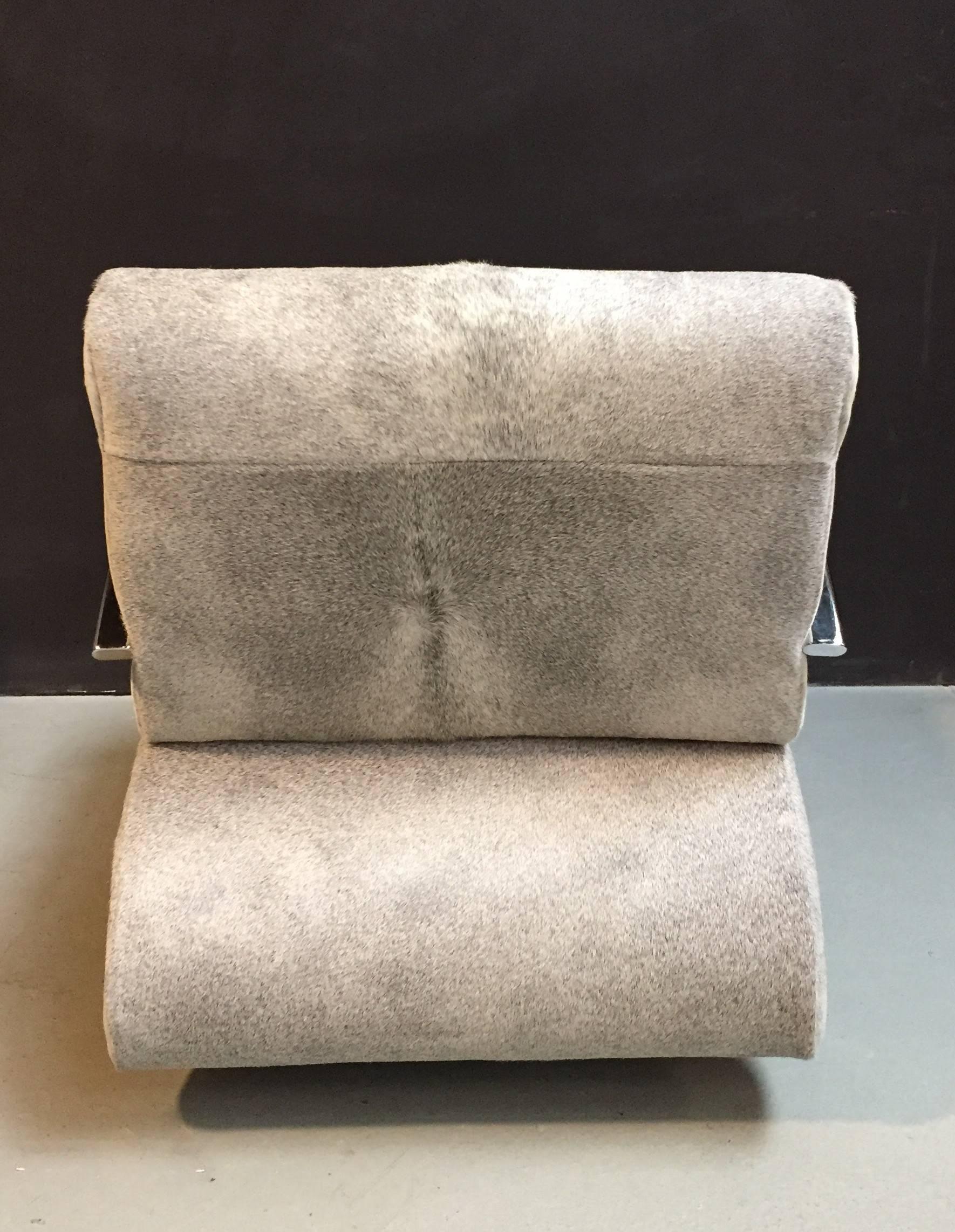 Galvanisé The Moderns Lounge Chair avec peau de vache grise en vente