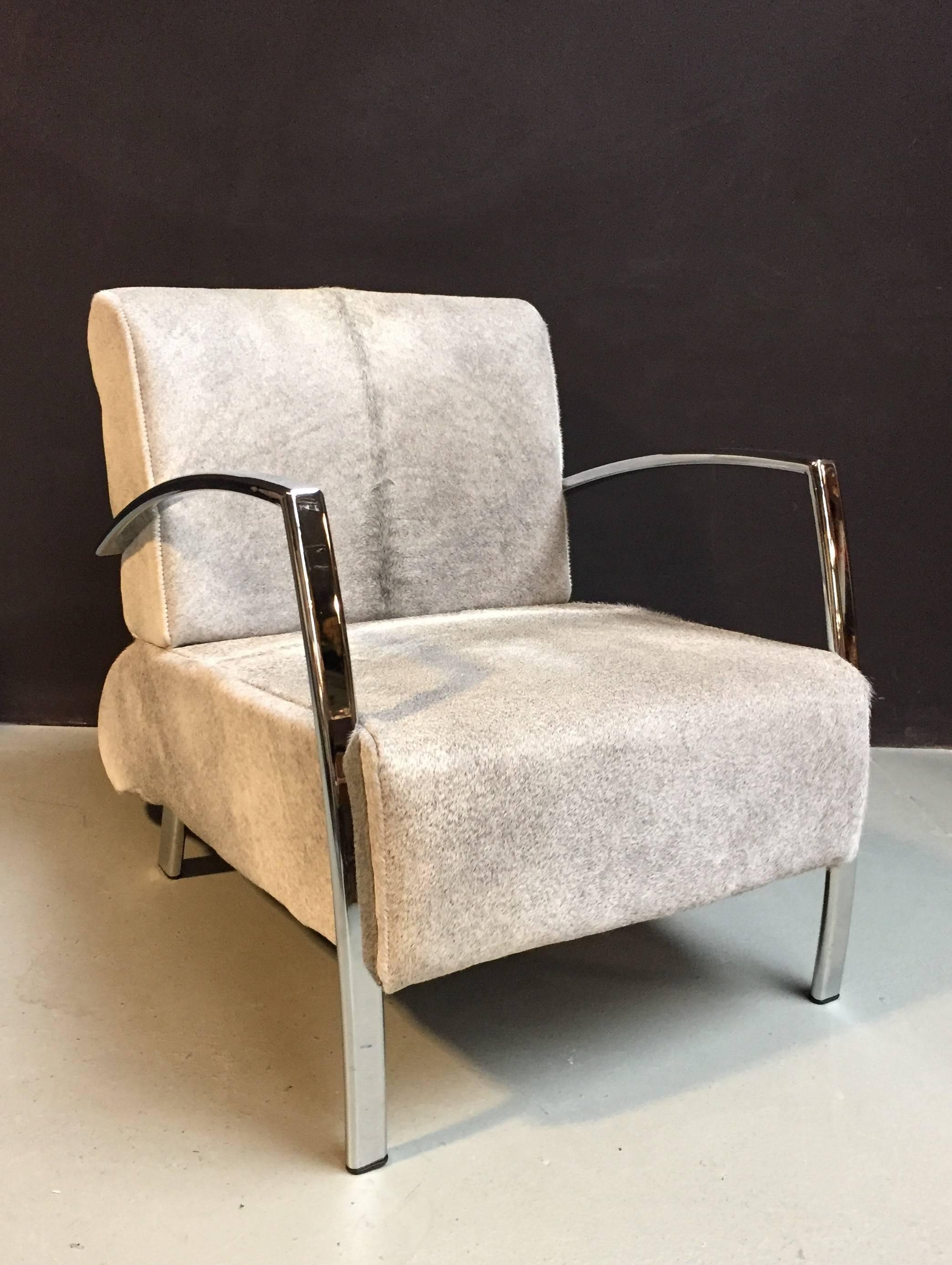 Néerlandais The Moderns Lounge Chair avec peau de vache grise en vente