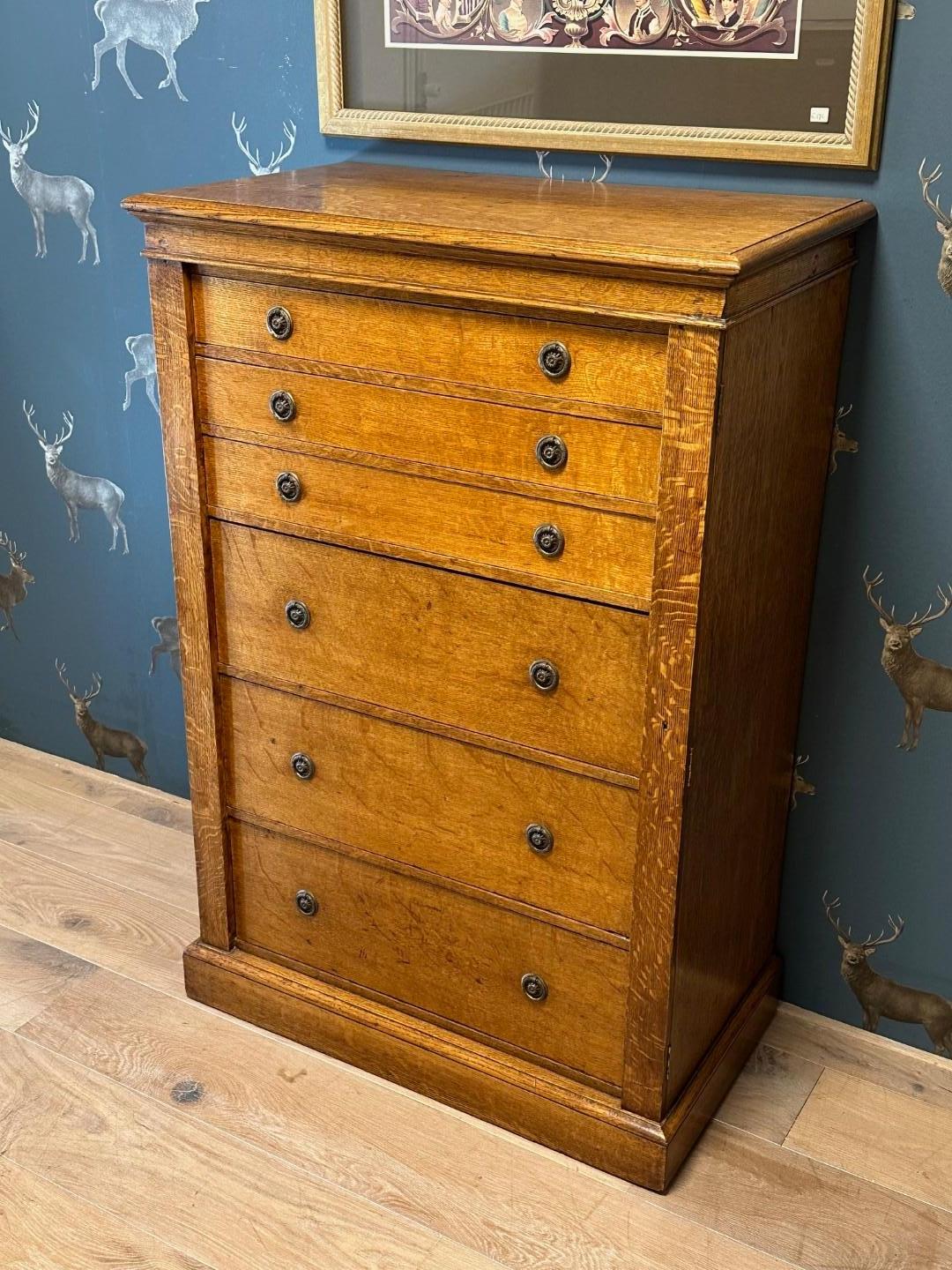 Wellington en chêne ancien avec 6 tiroirs et la serrure caractéristique de Wellington sur la droite. L'armoire a une belle couleur claire et chaude. En parfait état. Belle armoire pratique.
Sans clé.
Origine : Angleterre
Période : vers