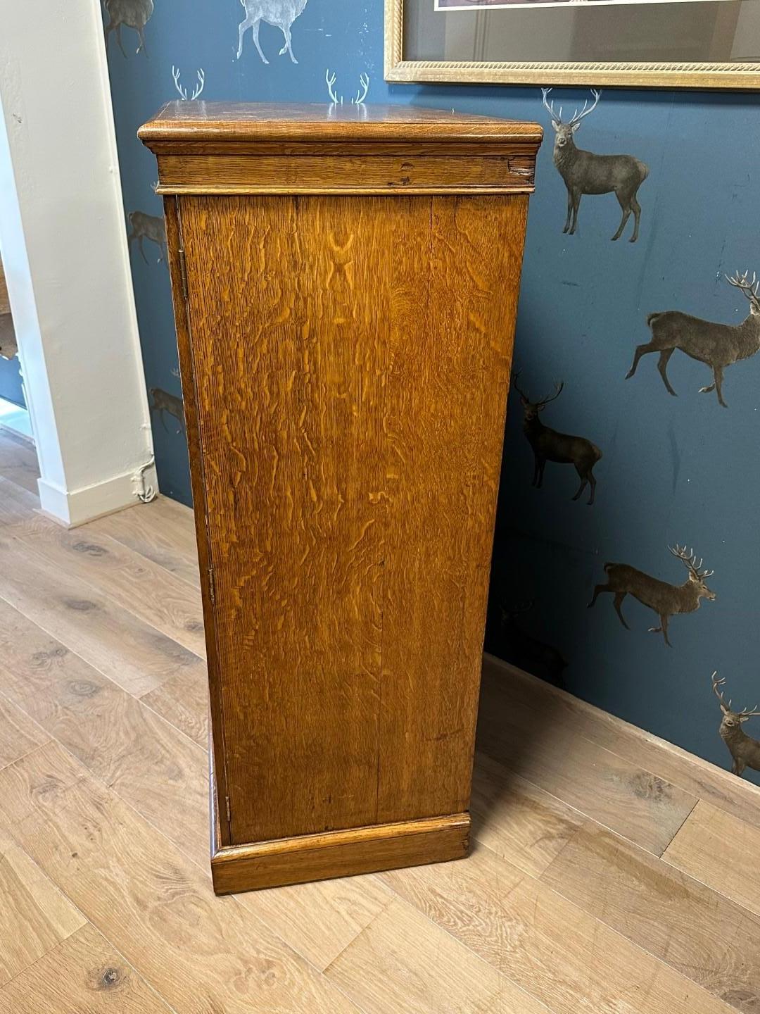 Chêne Commode ancienne Wellington en vente