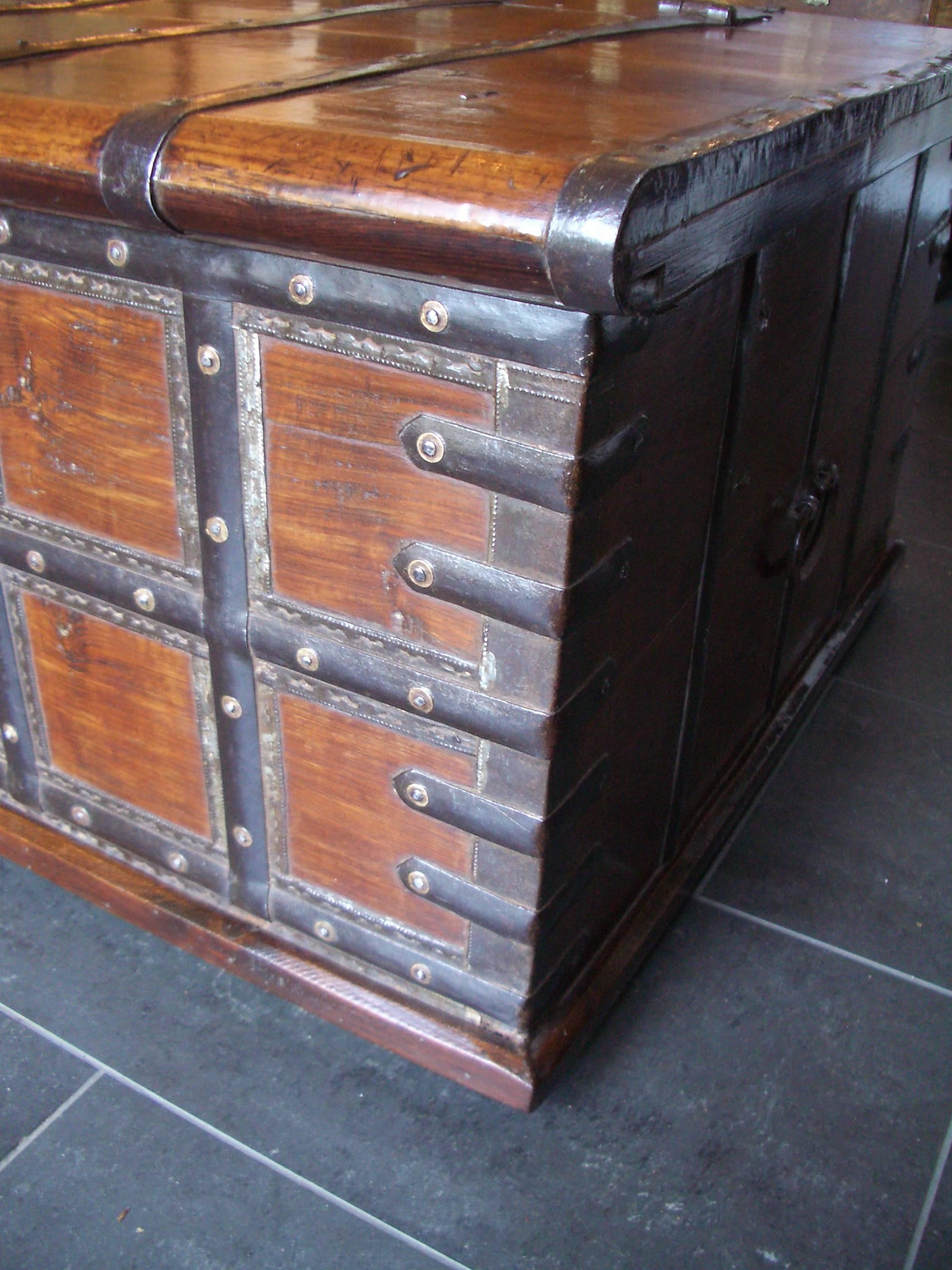 19th Century Anglo Indian Box or Coffee Table In Excellent Condition In Eindhoven, NL