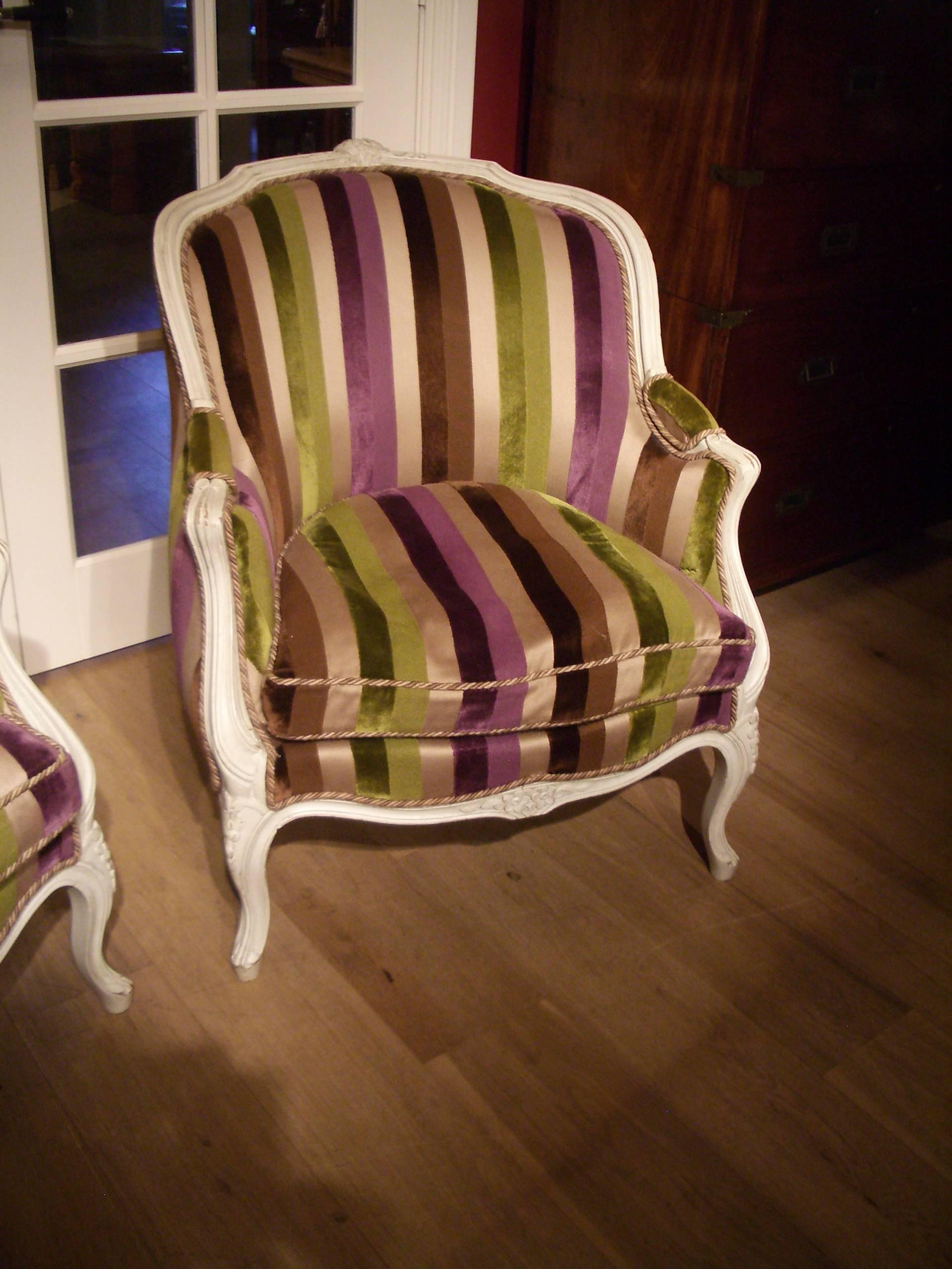 Two French armchairs. They are antique armchairs. The chairs have a nice off-white color. Upholstery is new.
Country: France.
Period: circa 1900.