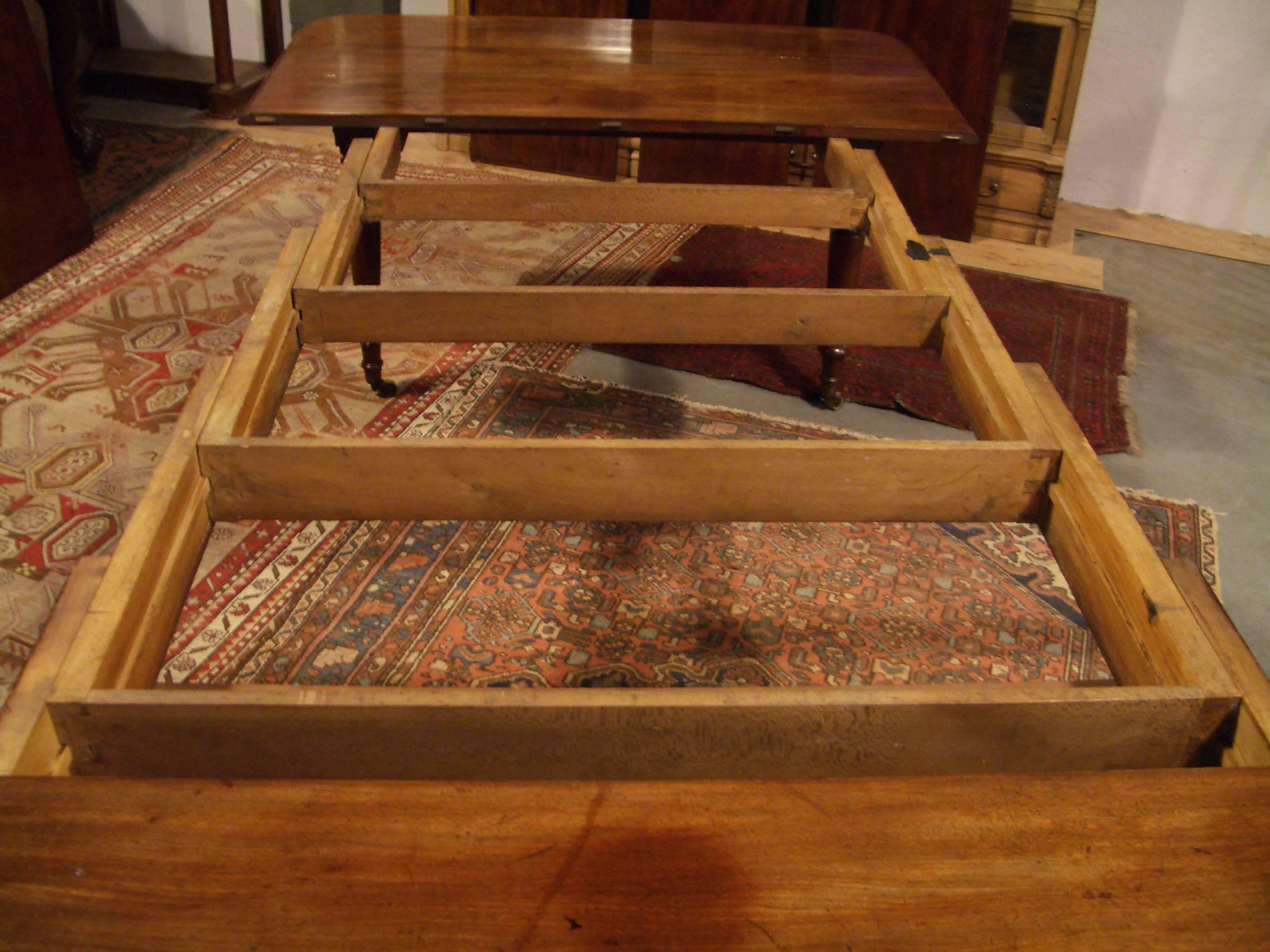 English Early 19th Century Regency Cuba Mahogany Dining Table