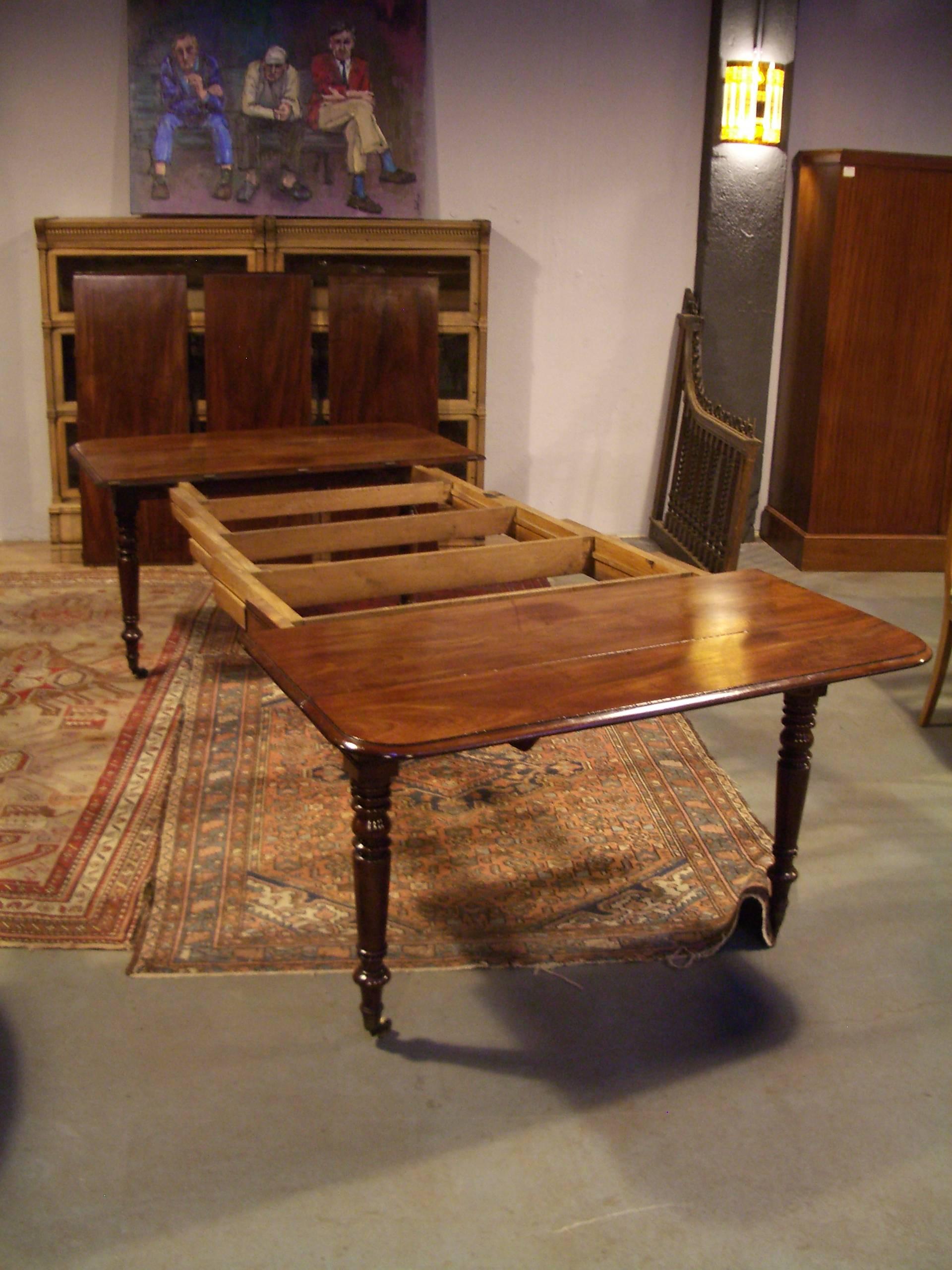 Early 19th Century Regency Cuba Mahogany Dining Table In Fair Condition In Eindhoven, NL