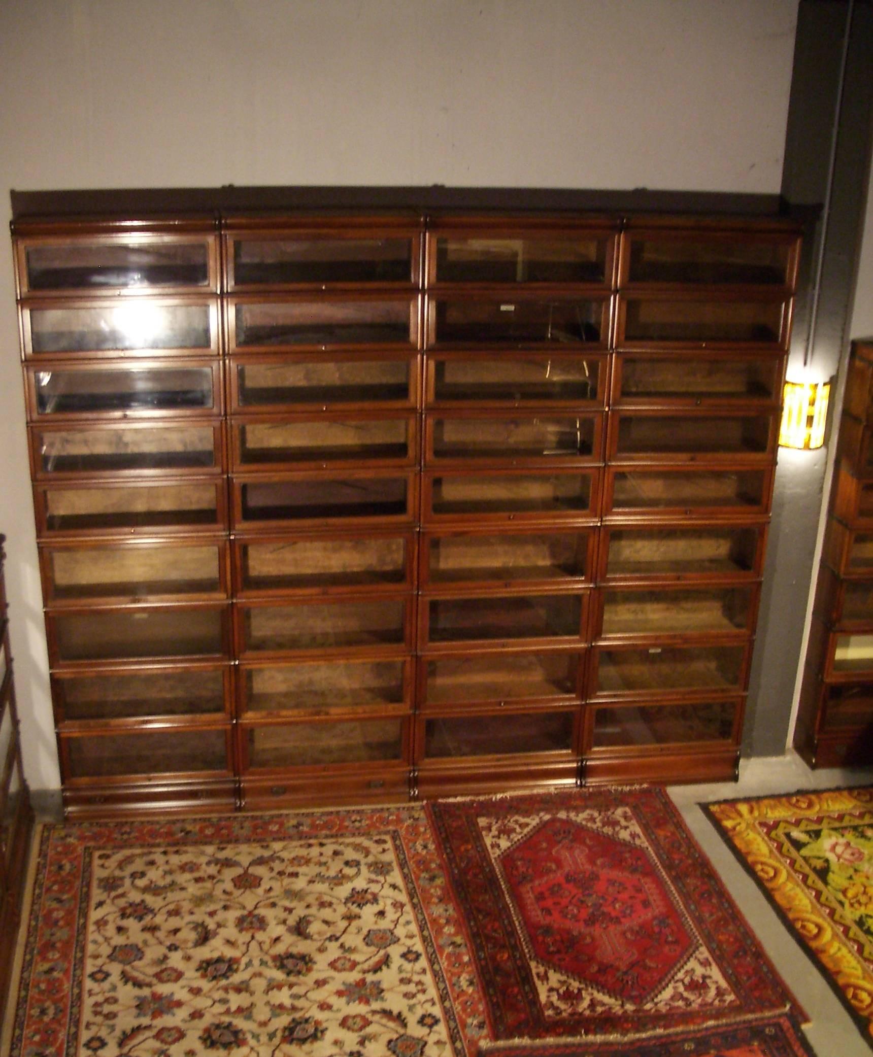 Great lineup of Globe Wernicke bookcase. Mahogany. All in perfect condition. An arrangement that meets your size is also possible.
Origin: England.
Period: circa 1895-1910.
Size: Br 346cm, D 28cm, H 285cm.