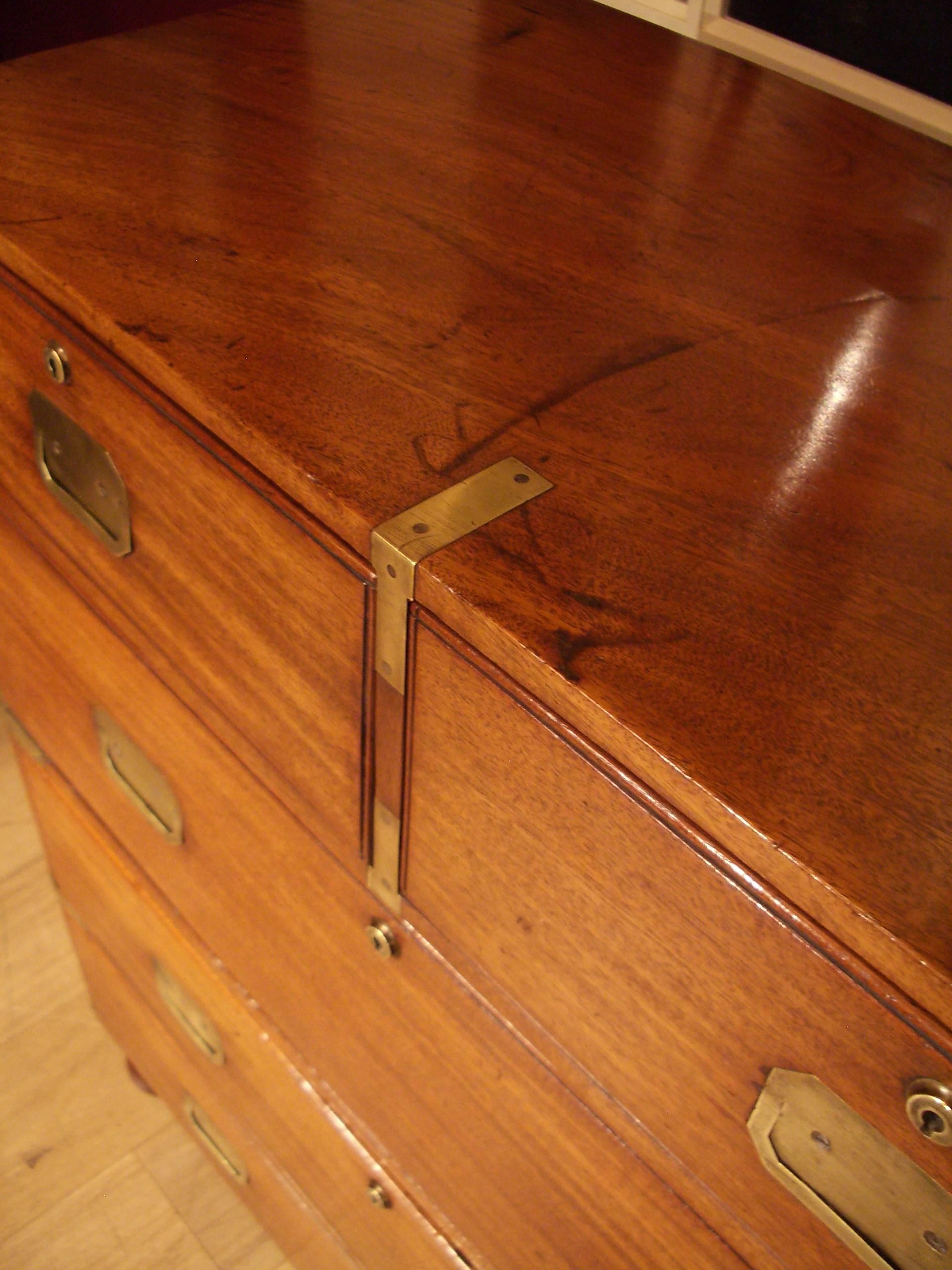 Beautiful campaign dresser in two parts. Particular type of handle, is not common. As usual with a campaign dresser drawer tractors are flat and the corners are fitted with brass corners. Legs are not removable. Mahogany has a beautiful warm light