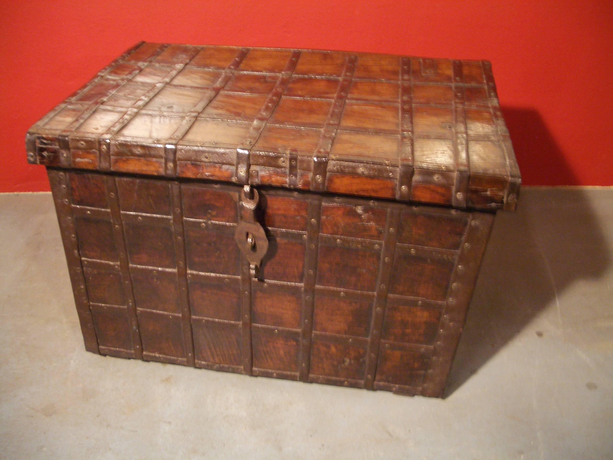 19th Century Anglo Indian Small Antique Chest In Good Condition In Eindhoven, NL