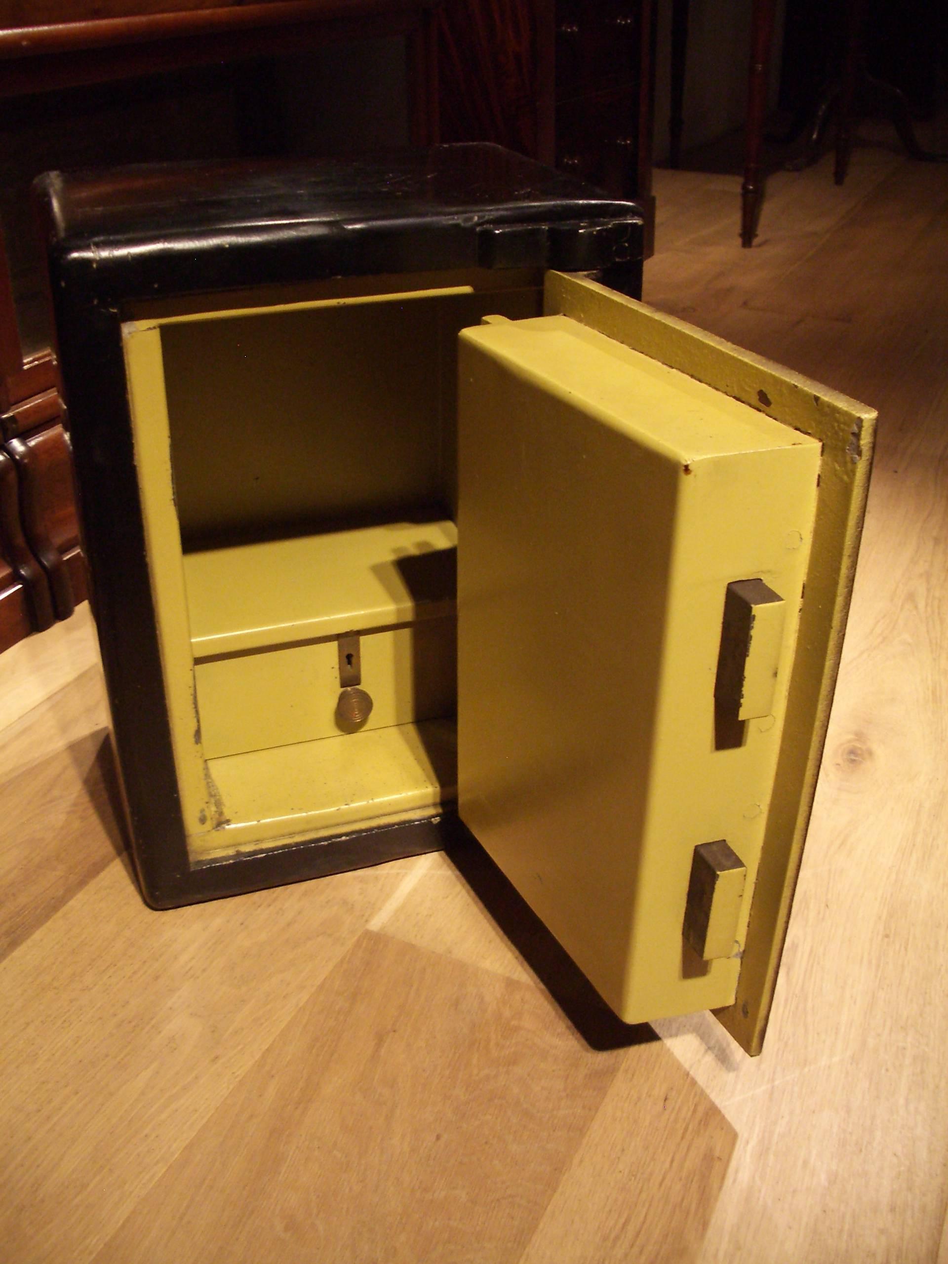 Small 19th Century Safe in Completely Original Condition In Excellent Condition In Eindhoven, NL
