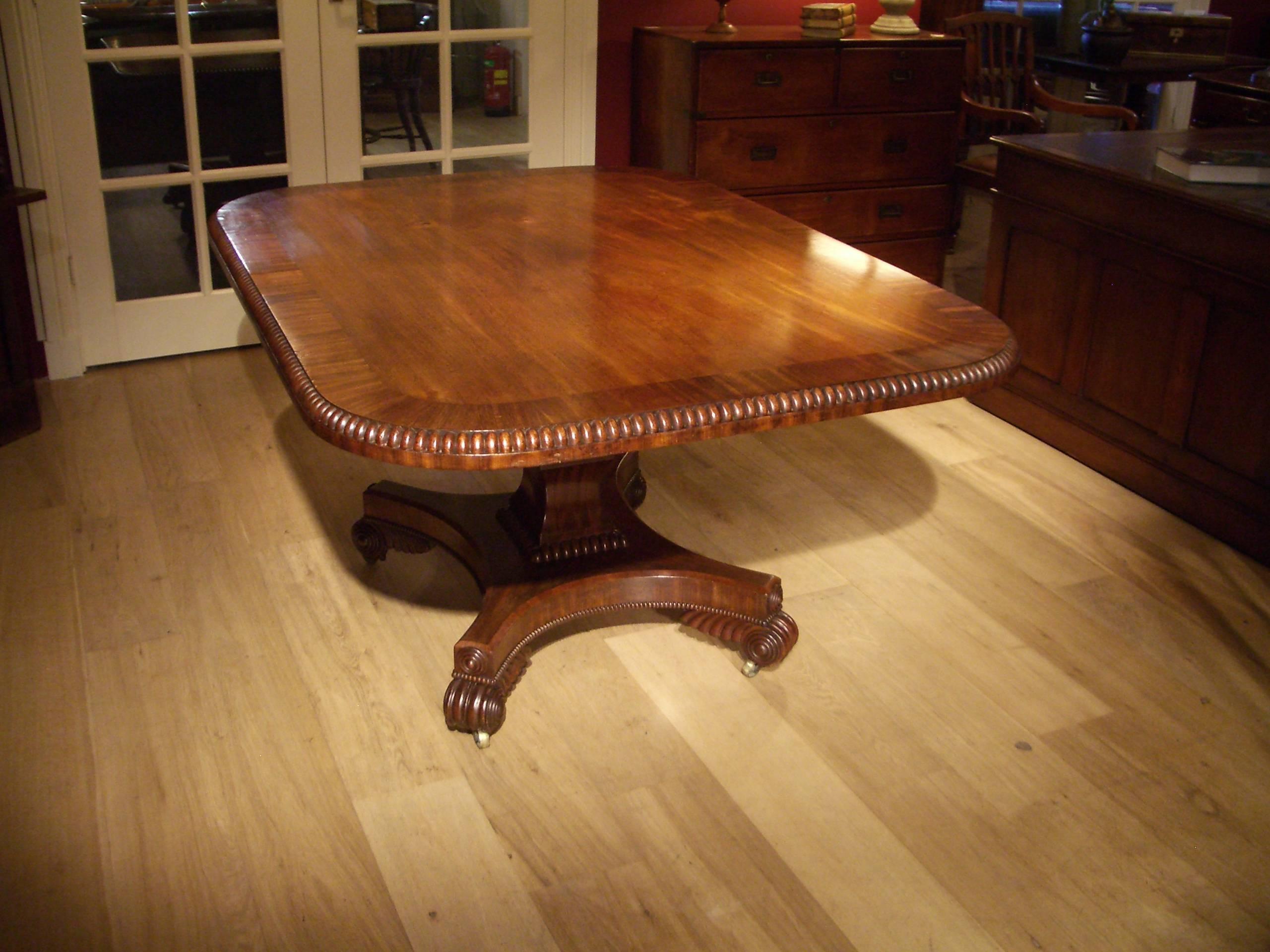 A fine quality William IV tilt-top breakfast, or supper, dining table. Made from a fine grade of solid mahogany with attractive veneers in the crossbanding to the top. It has a great depth of color and rich patina. The top edge and column are