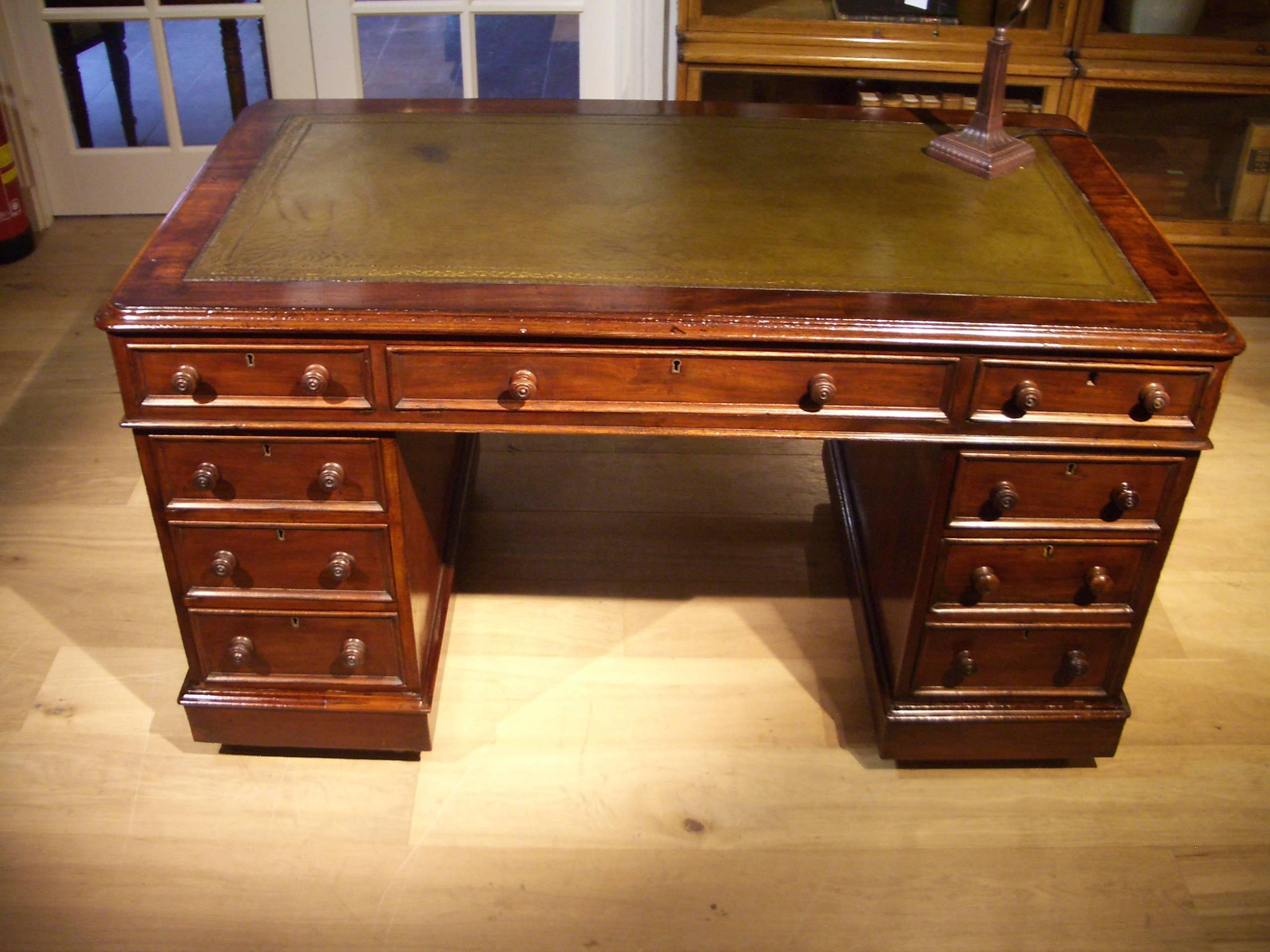 Mid-19th Century 19th Century Mahogany Victorian Desk