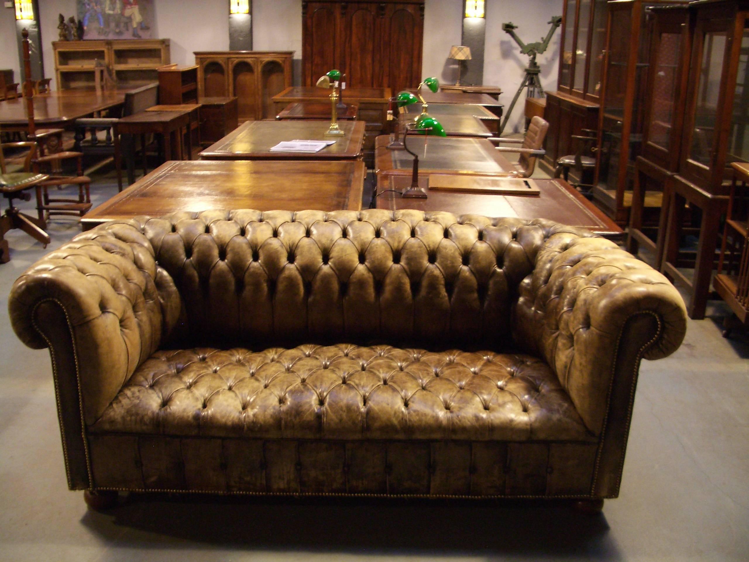 A really good true unrestored leather Chesterfield. And the best thing about it is, that no one tried to restore the sofa, or re-dye the leather. This is the look that every manufacturer tries to copy , it is virtually impossible to duplicate. In