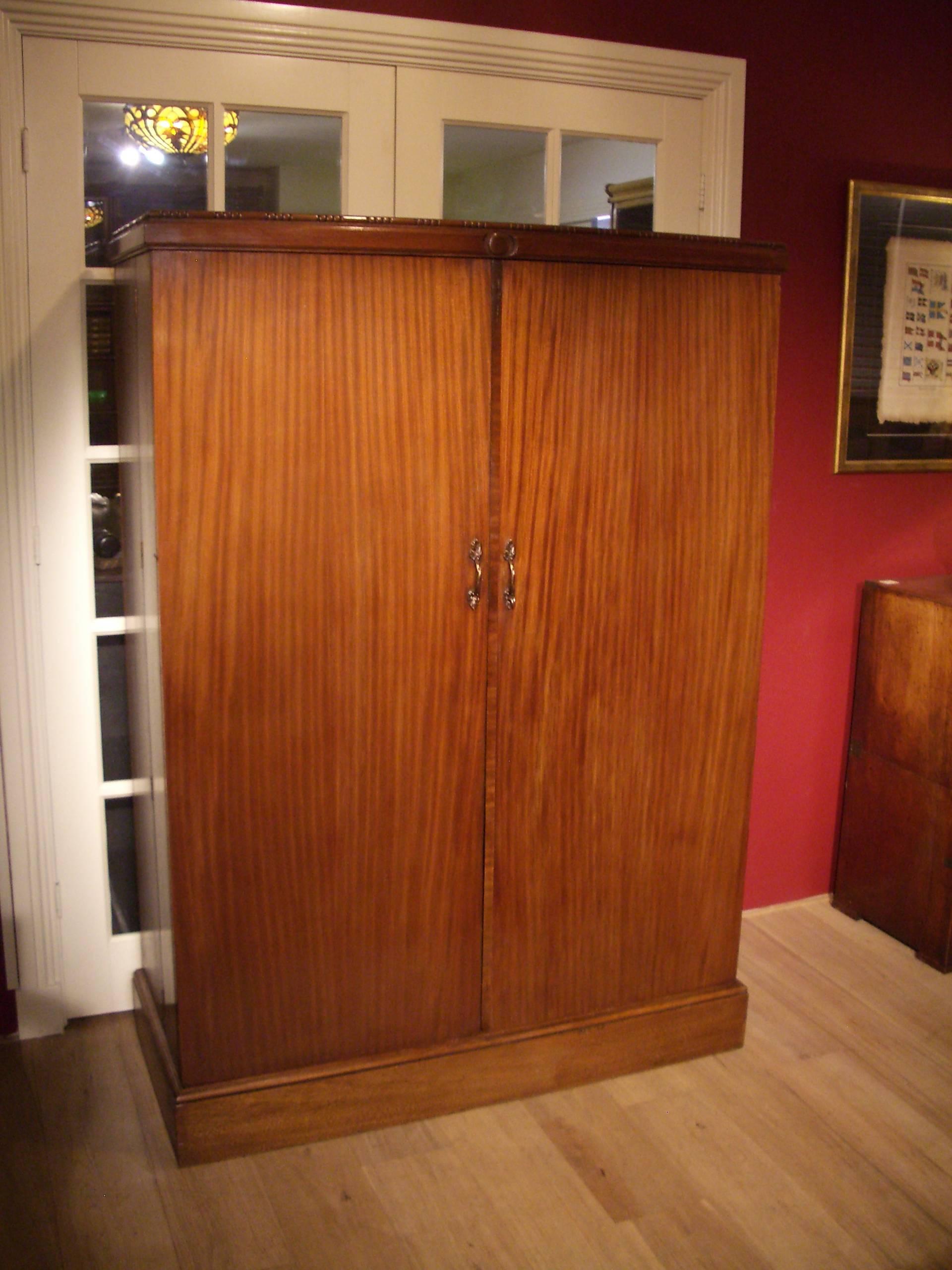Compactom wardrobe with beautiful interior with a place for everything. Finished with beautiful interior with boxes, shelves, hangers, hooks and racks where everything has a place. The chrome on the inside is all in perfect condition. 

These