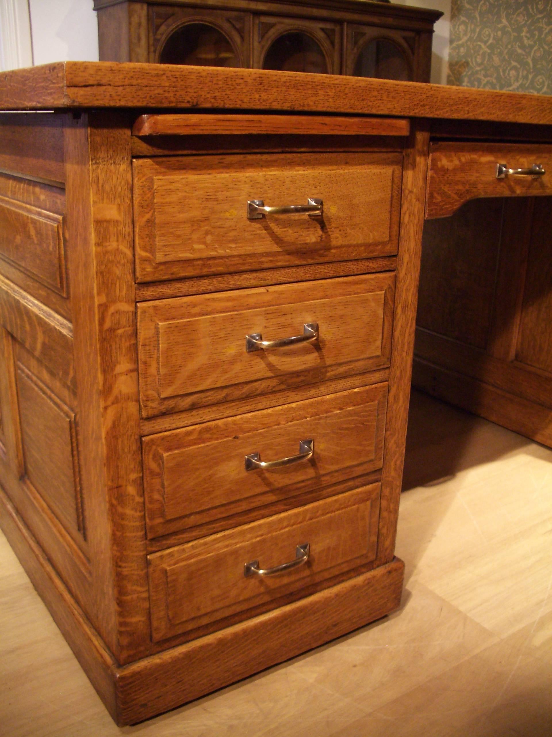 Big Oak 18-Drawer Partners Desk in Perfect Condition In Excellent Condition In Eindhoven, NL