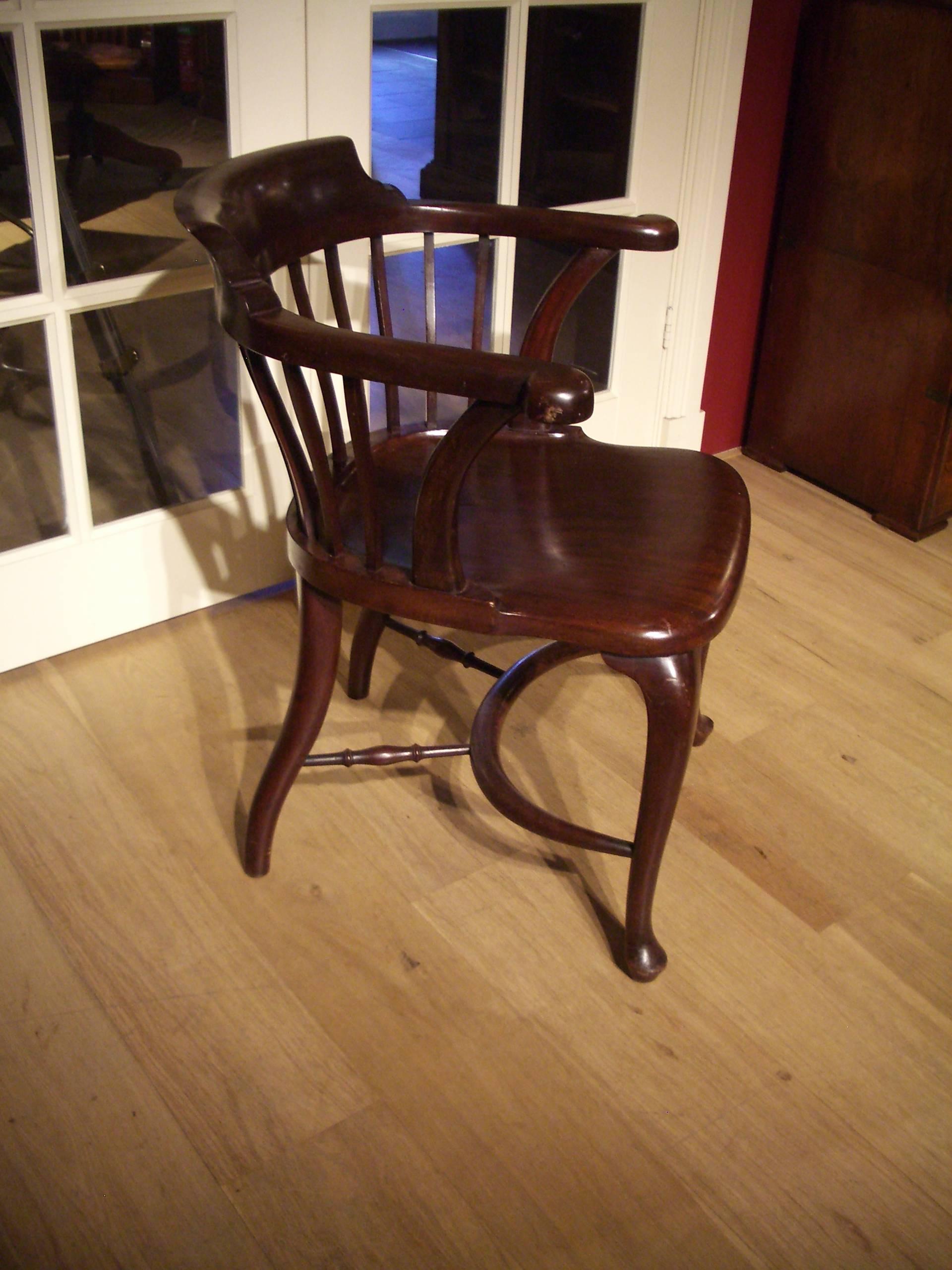 Antique mahogany office chair in good and original condition.

Origin: England

Period: circa 1900.