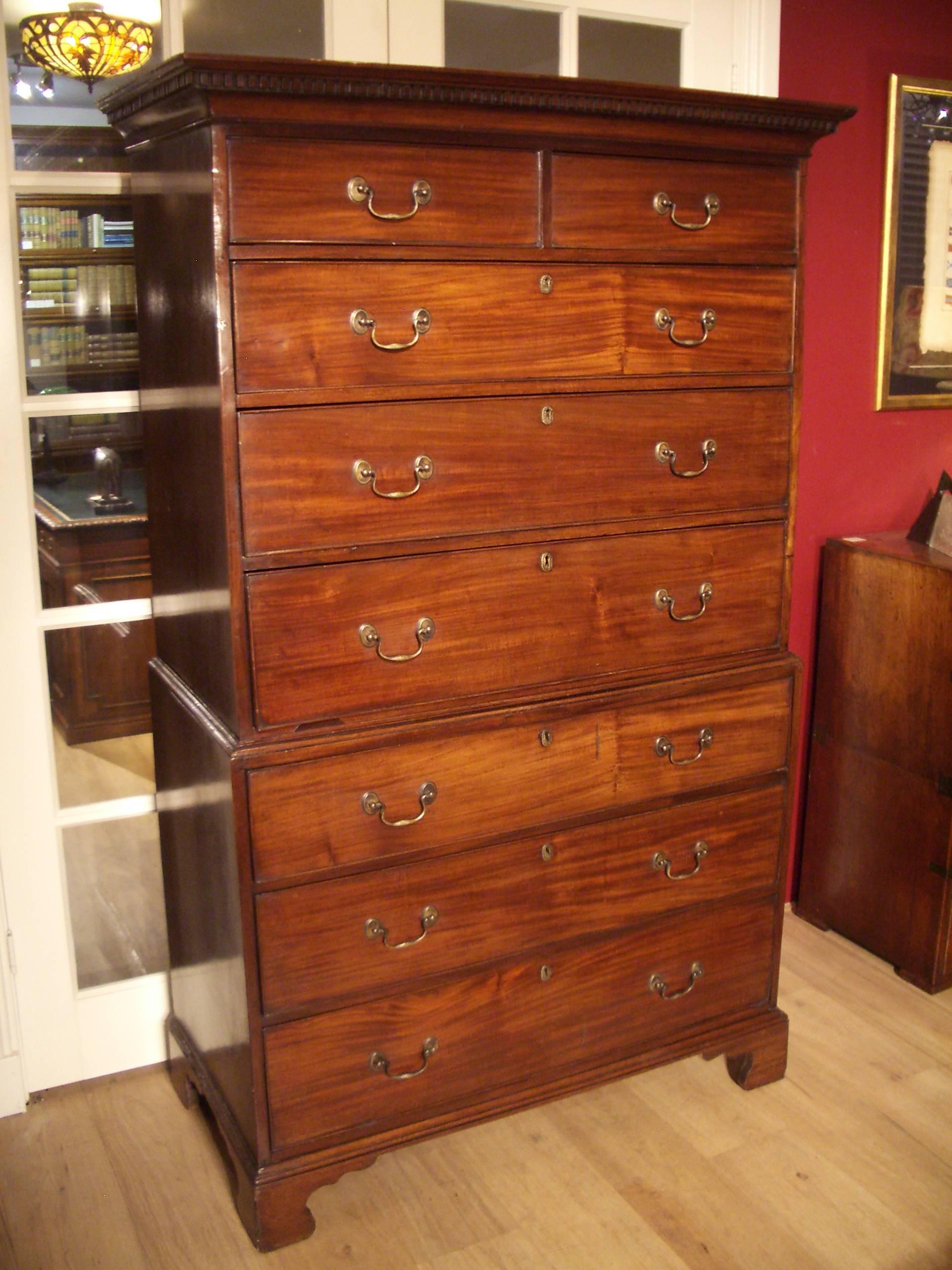 Beautiful antique Georgian mahogany chest of drawers, also known as ‘tallboy’ or ‘chest on chest’, while it consists of 2 parts. Beautiful compact size.
The chest of drawers is raised on a bracket feet. The drawer handles has once been replaced in