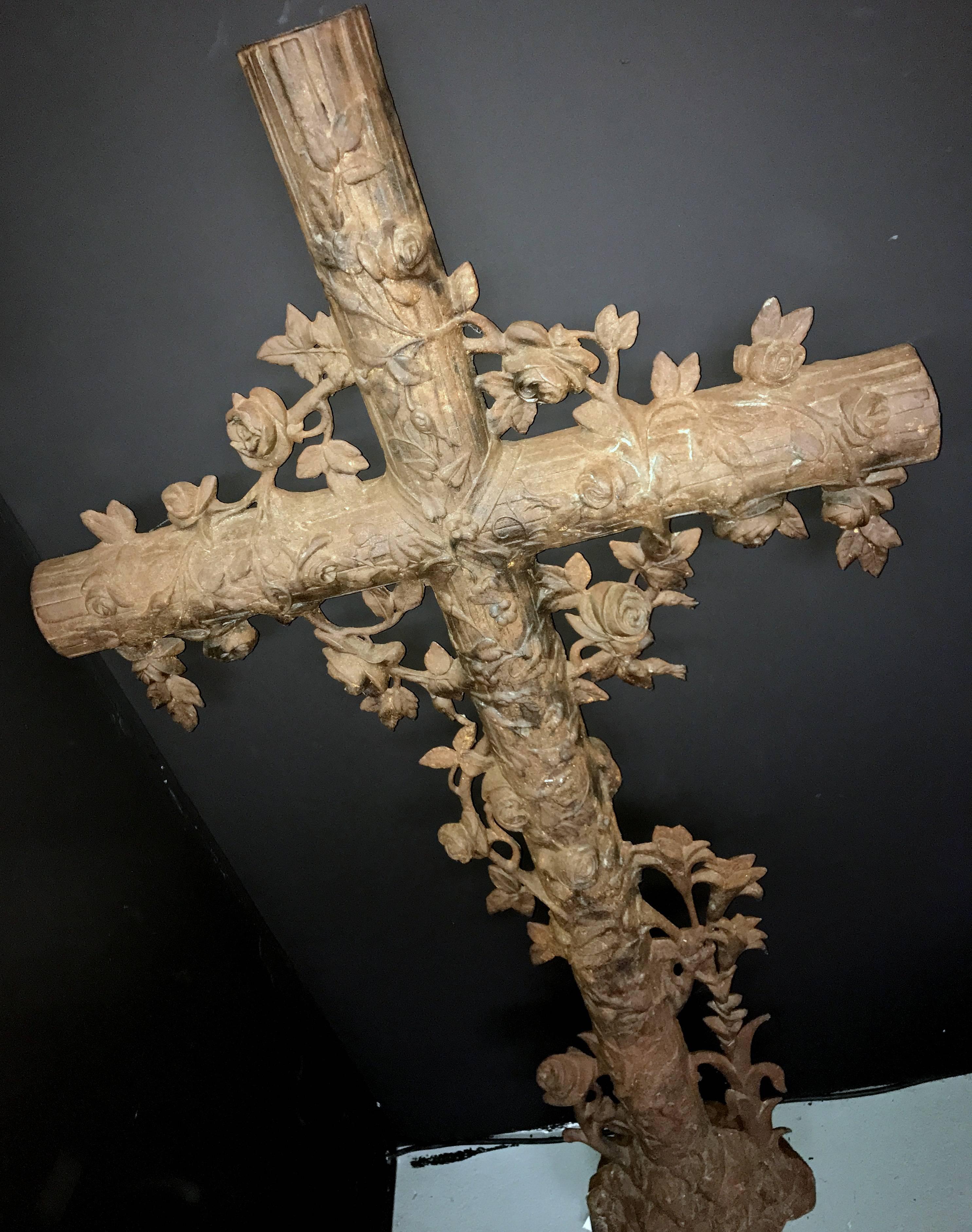19th Century French Cast Iron Cross In Good Condition In Eindhoven, NL