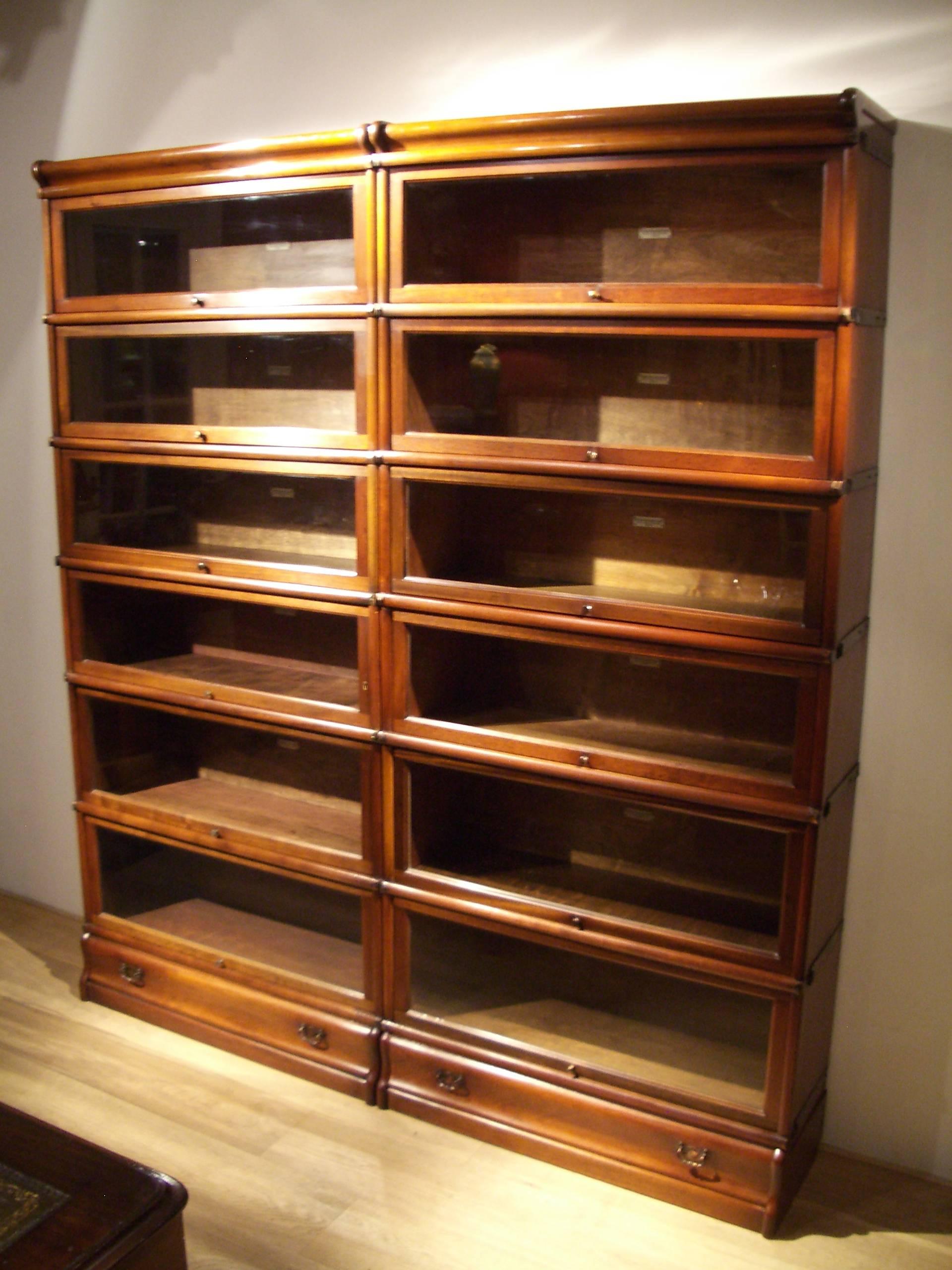 Beautiful double row globe Wernicke stackable bookcases. The cabinet consists of 12 stackable parts which are fitted with drawers. All in perfect condition.


Origin: England

Period: Approximate 1895-1910

Size. Br. 173cm, D. 29cm, H. 205cm.