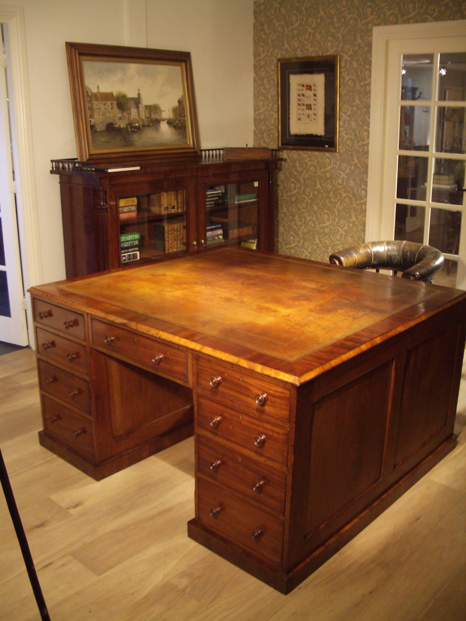 19th Century Regency Mahogany 18-Drawer Partners Desk In Excellent Condition In Eindhoven, NL