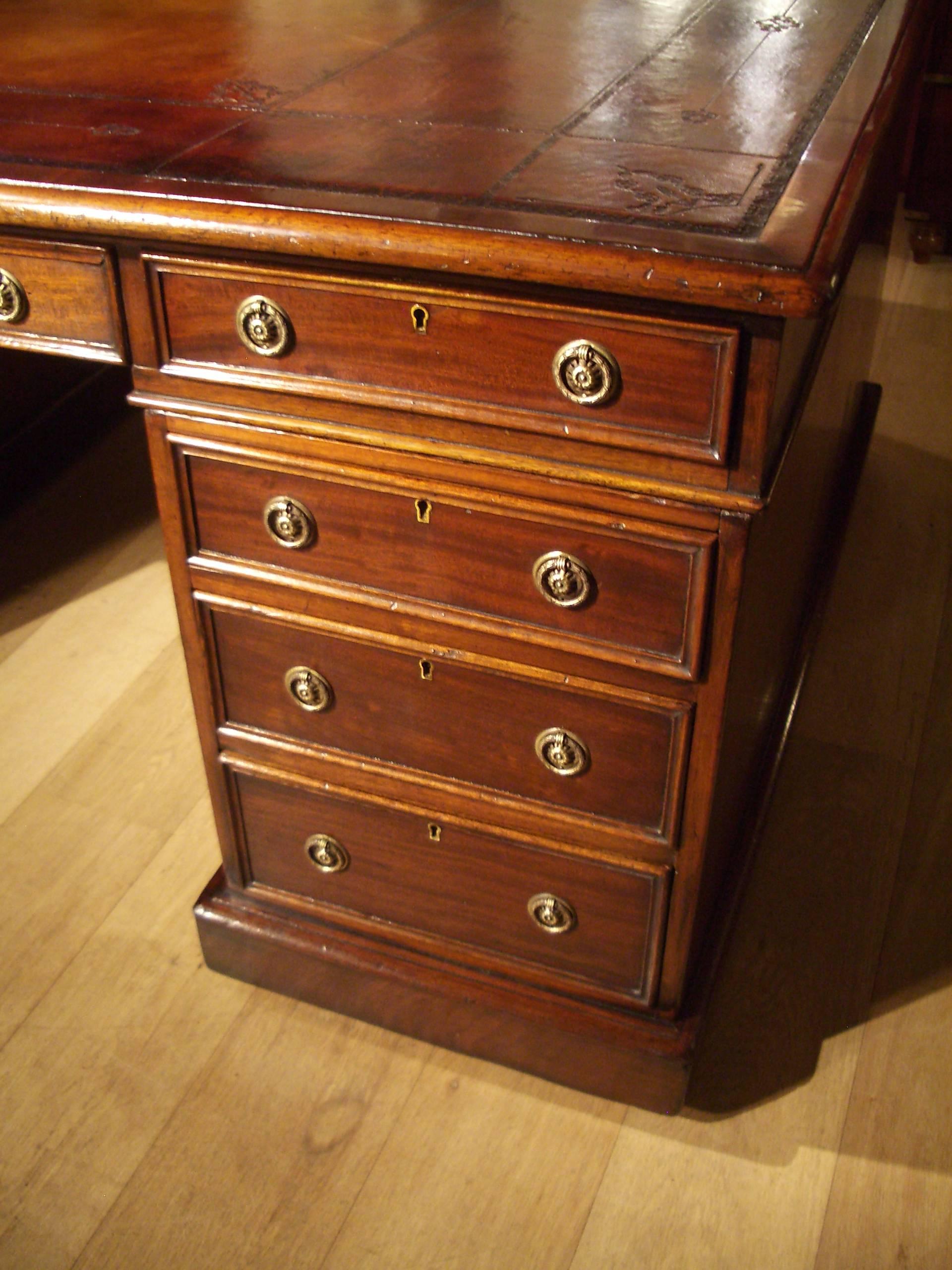 19th Century, Victorian Mahogany Partners Desk In Excellent Condition In Eindhoven, NL