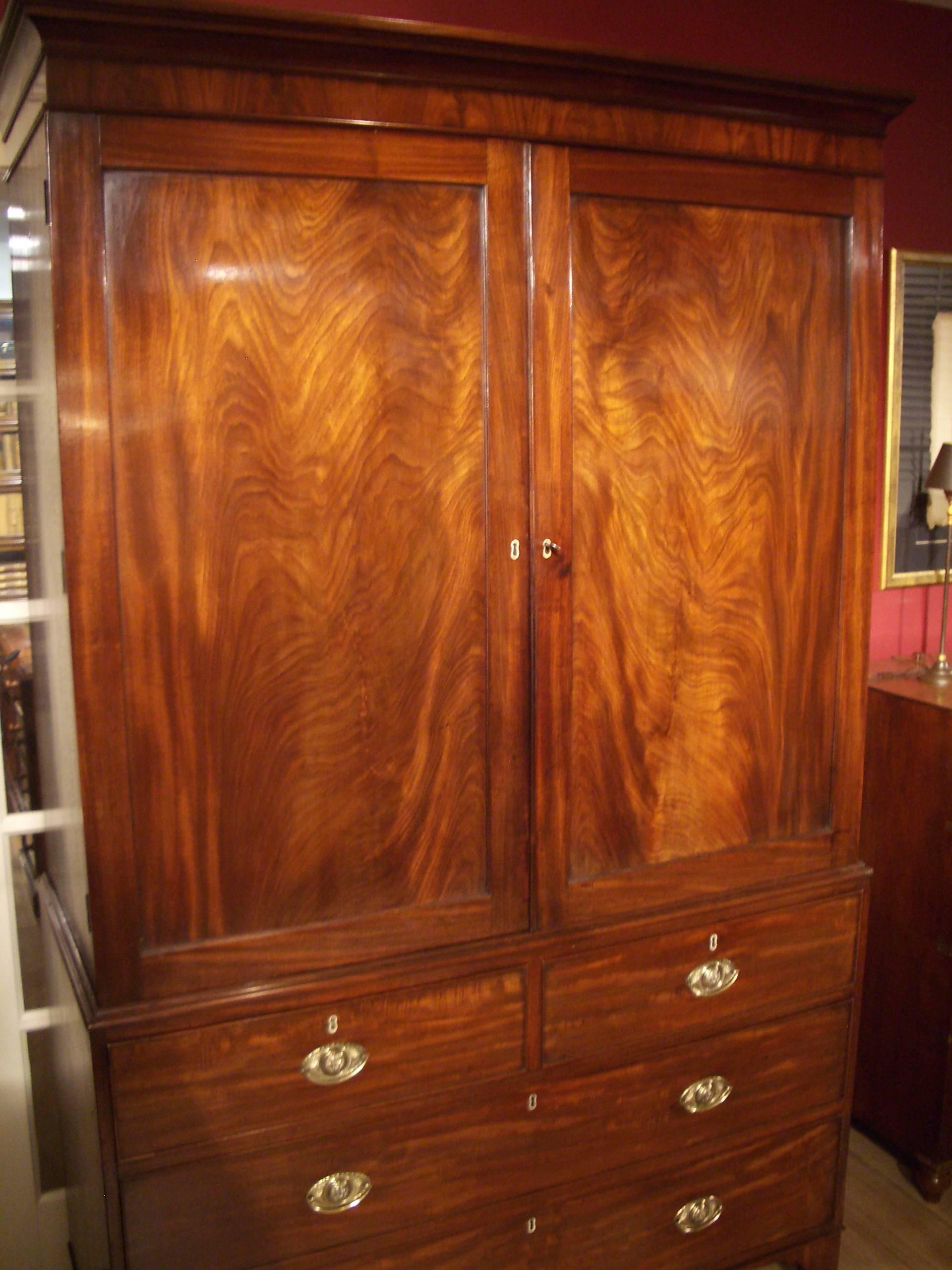 19th Century Georgian Mahogany Linen Press In Excellent Condition In Eindhoven, NL