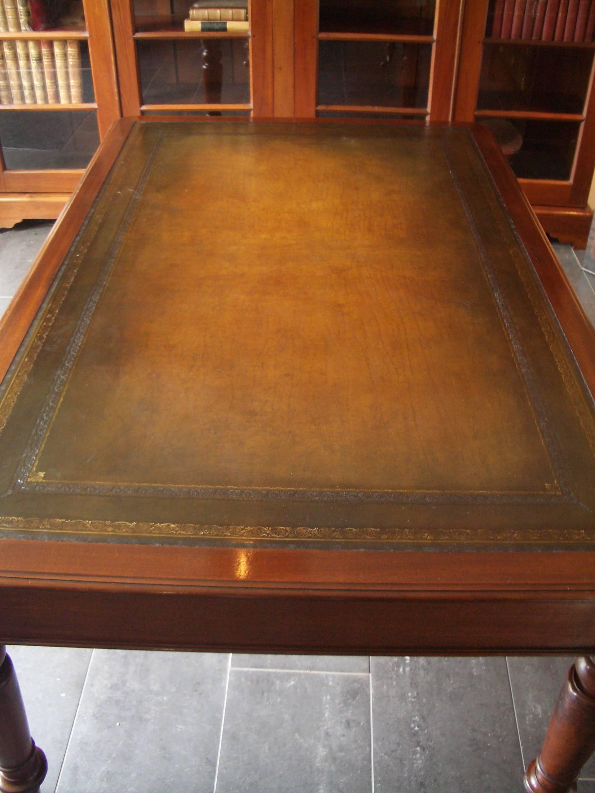 19th Century Mahogany Writing Table with Six Drawers In Excellent Condition In Eindhoven, NL