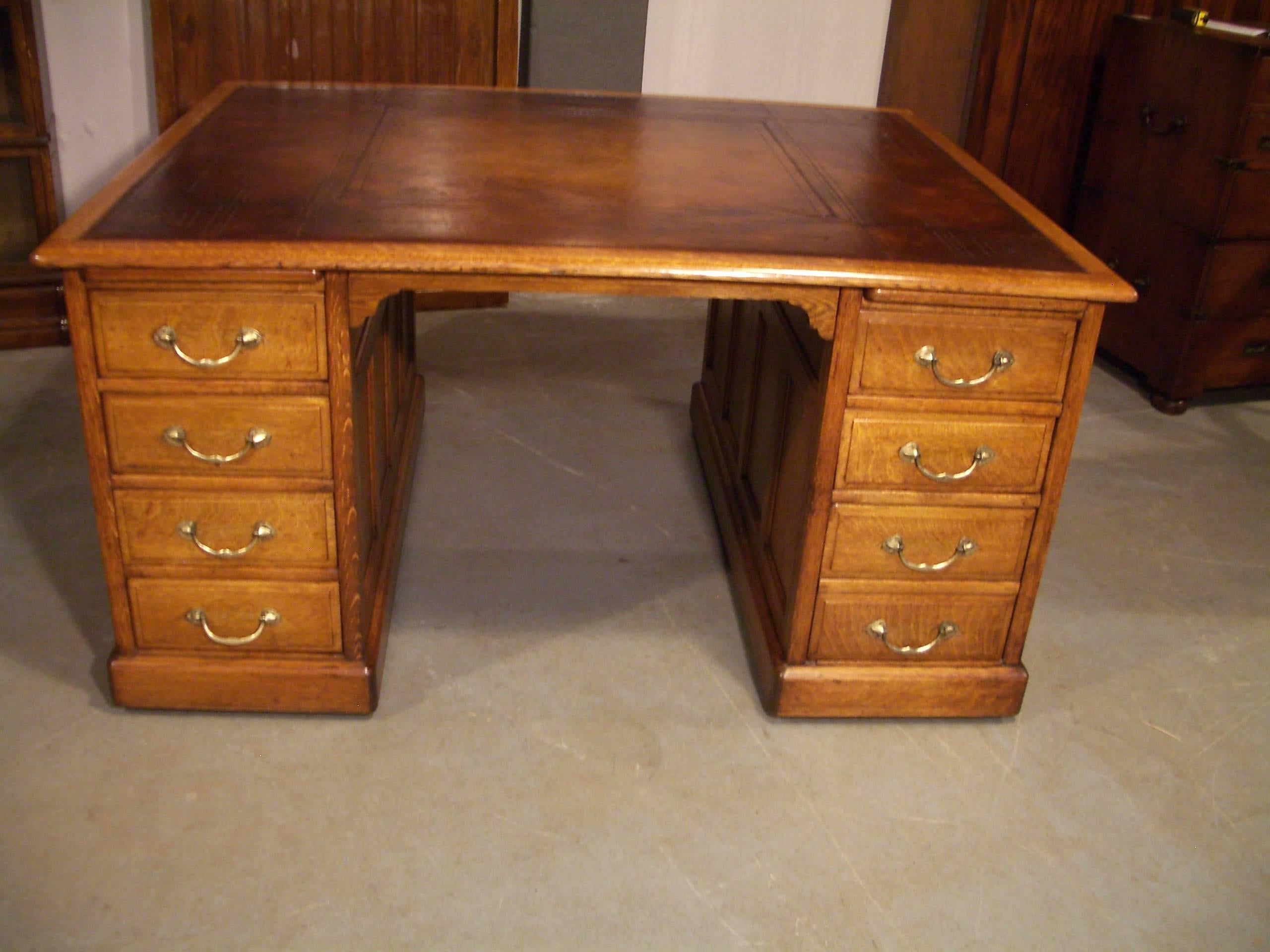 Edwardian Oak 16 Drawers Partners Desk in Perfect Condition