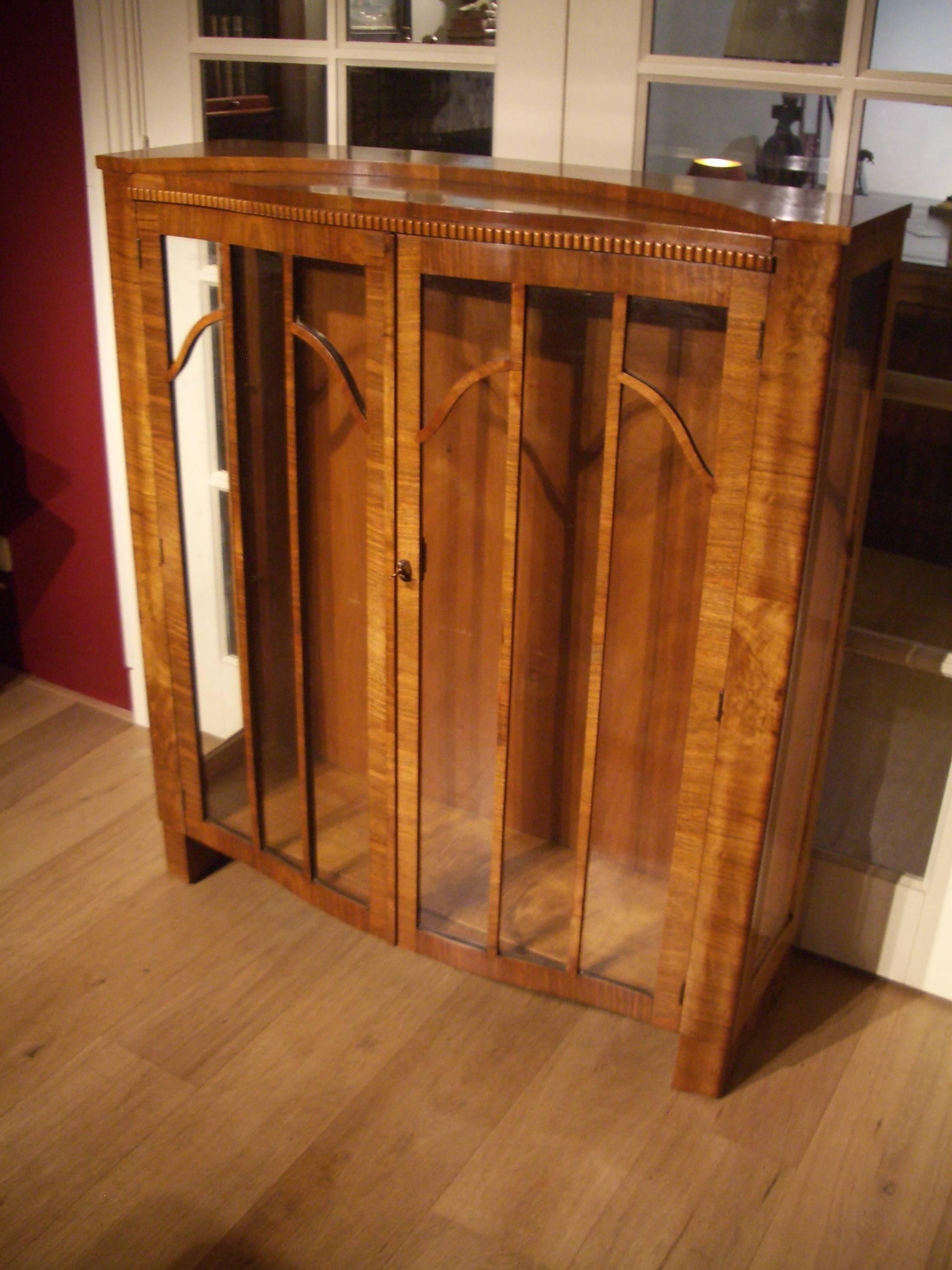 Beautiful walnut Art Deco cabinet in good and original condition. With two glass shelves.
Origin: England
Period: 1920-1930
Size: W 102cm, D 33cm, H 117cm.