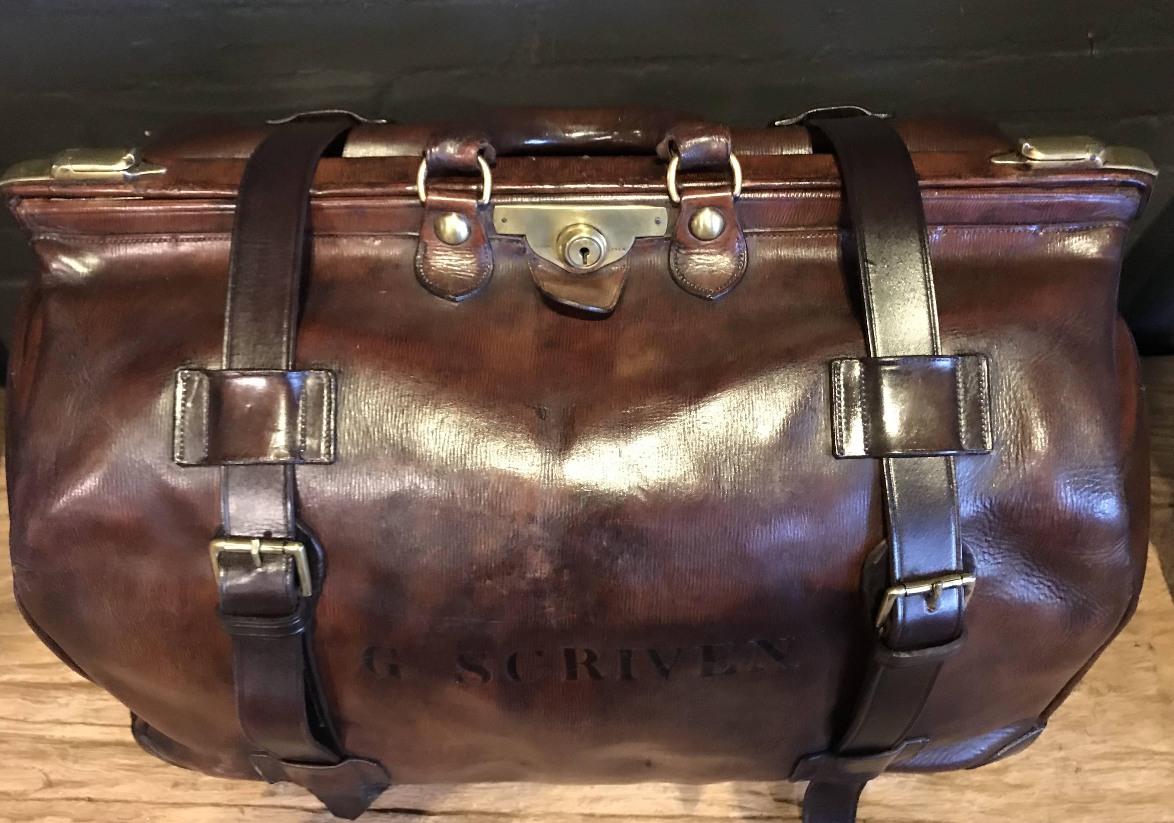 Gladstone bag named after William Ewart Gladstone (1809-1898), prime minister of the UK.
Made of beautiful glossy mahogany leather with the original straps, handle, buckles and secure locks.
The bag is in a very good condition, even the bottom of
