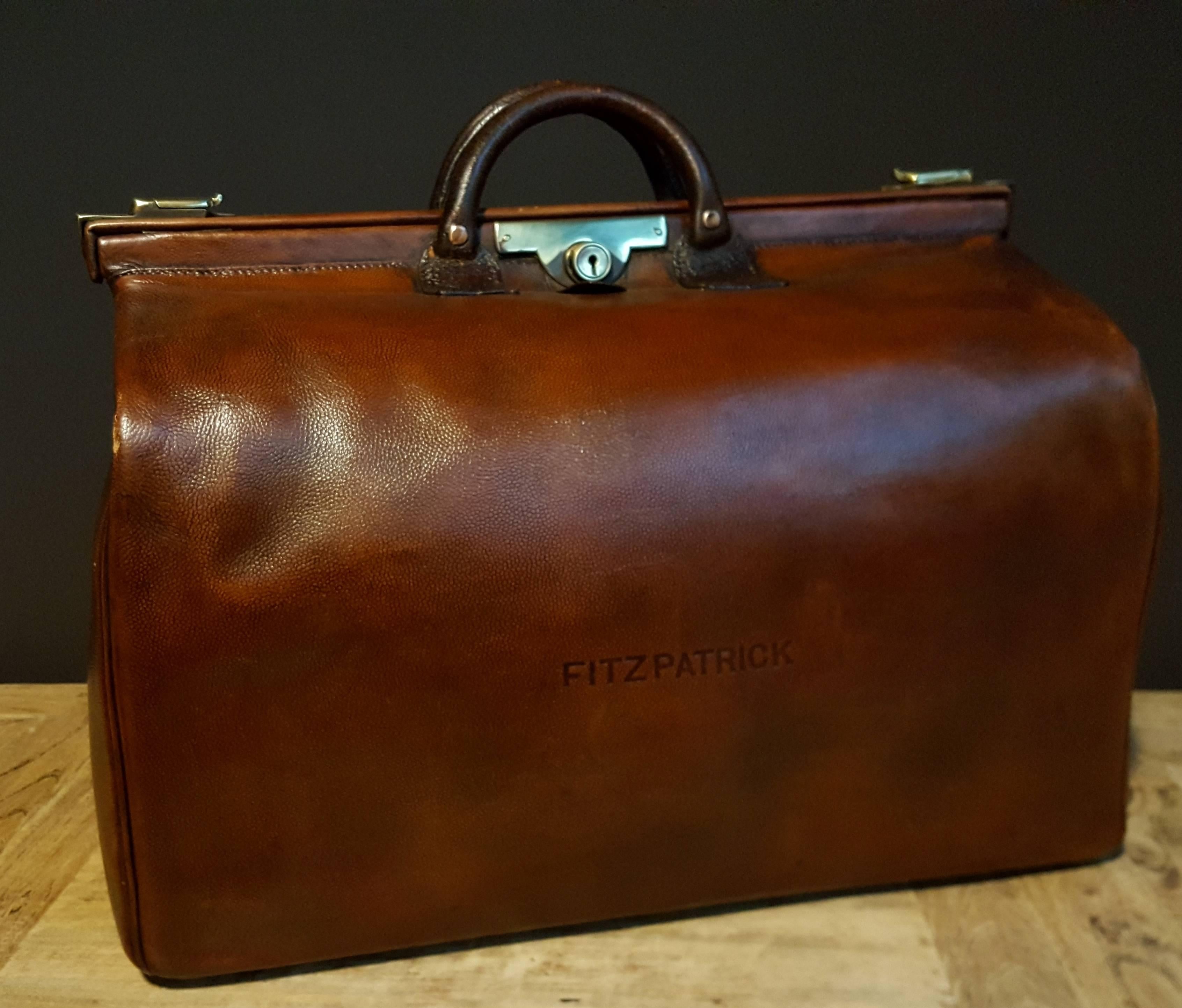 Beautiful leather gladstone bag named after a former UK prime minister.
The bag has the original handle, buckles and secure locks. It has a wonderful patina throughout.
Very good condition, even the bottom of the bag is in a superb