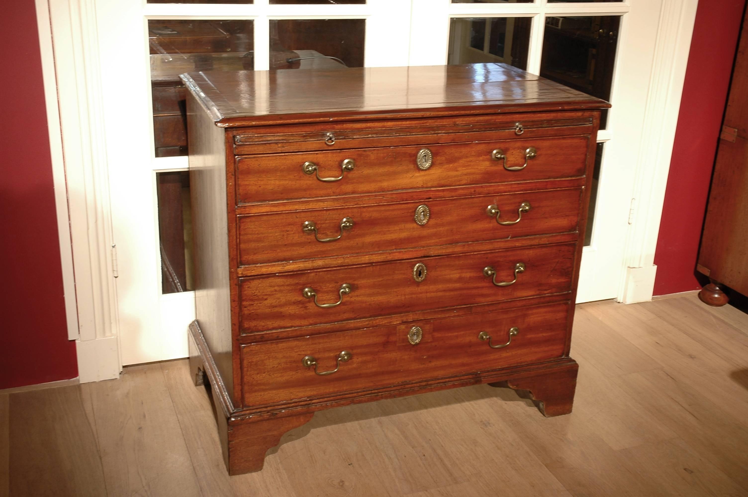 Gorgeous small mahogany bachelor chest of drawers dating from the 18th century. It has a beautifully aged mahogany wooden colour and the original swan neck drawer handles. The top panel is completed with a crossbanded finish (an extra mahogany