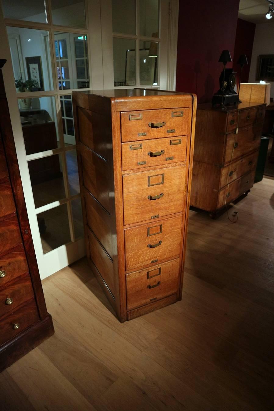 Oak filing cabinet for archive folders and two small drawers. Completely in perfect and usable condition.

Origin; England

Period: circa 1920

Measure: W 45cm, D 68cm, H 131cm.