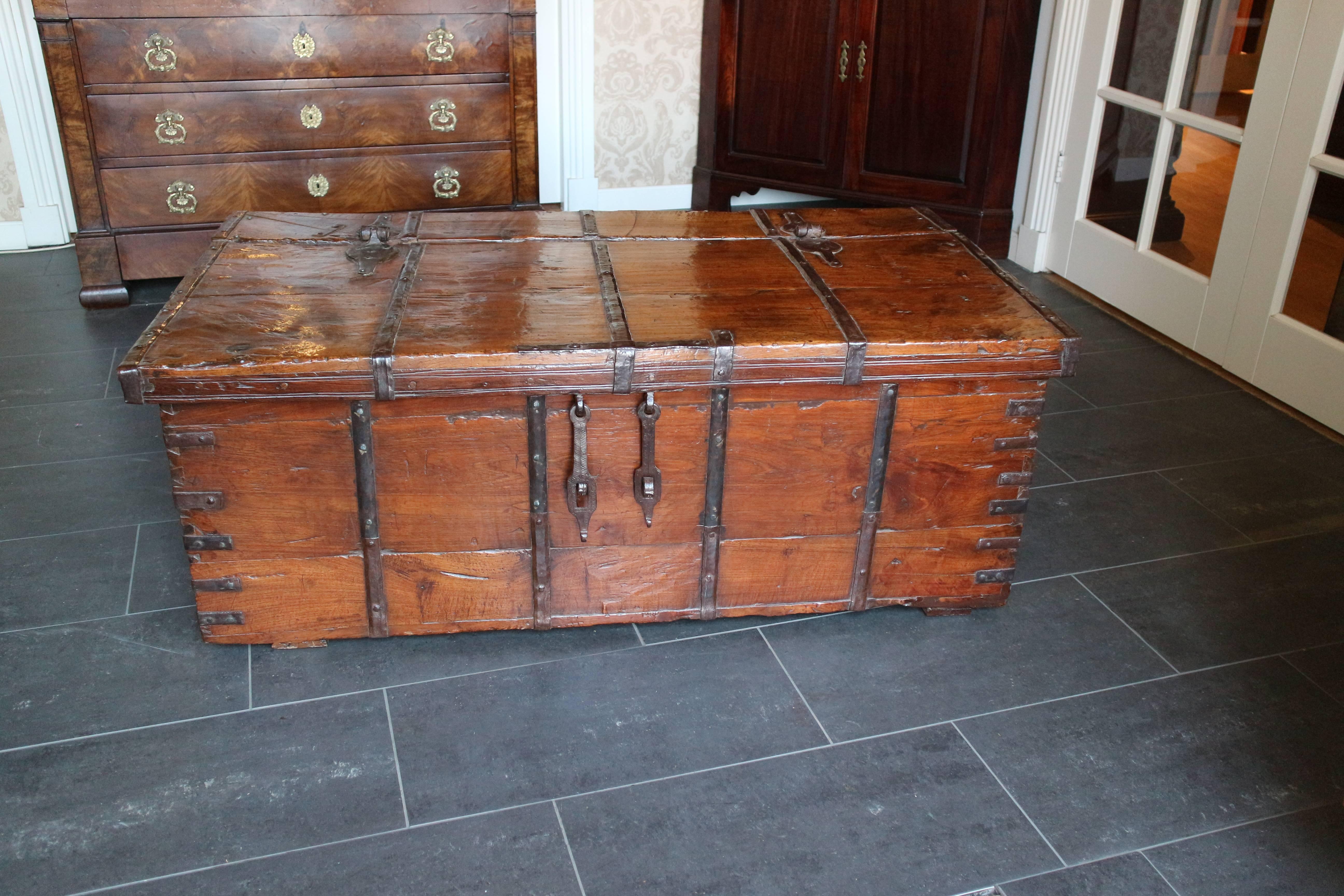 Beautiful large antique chest or coffee table.
Origin: Colonial England. (India)
Period: 19th century
Measure. W 137 cm, D 76 cm, H 51 cm.