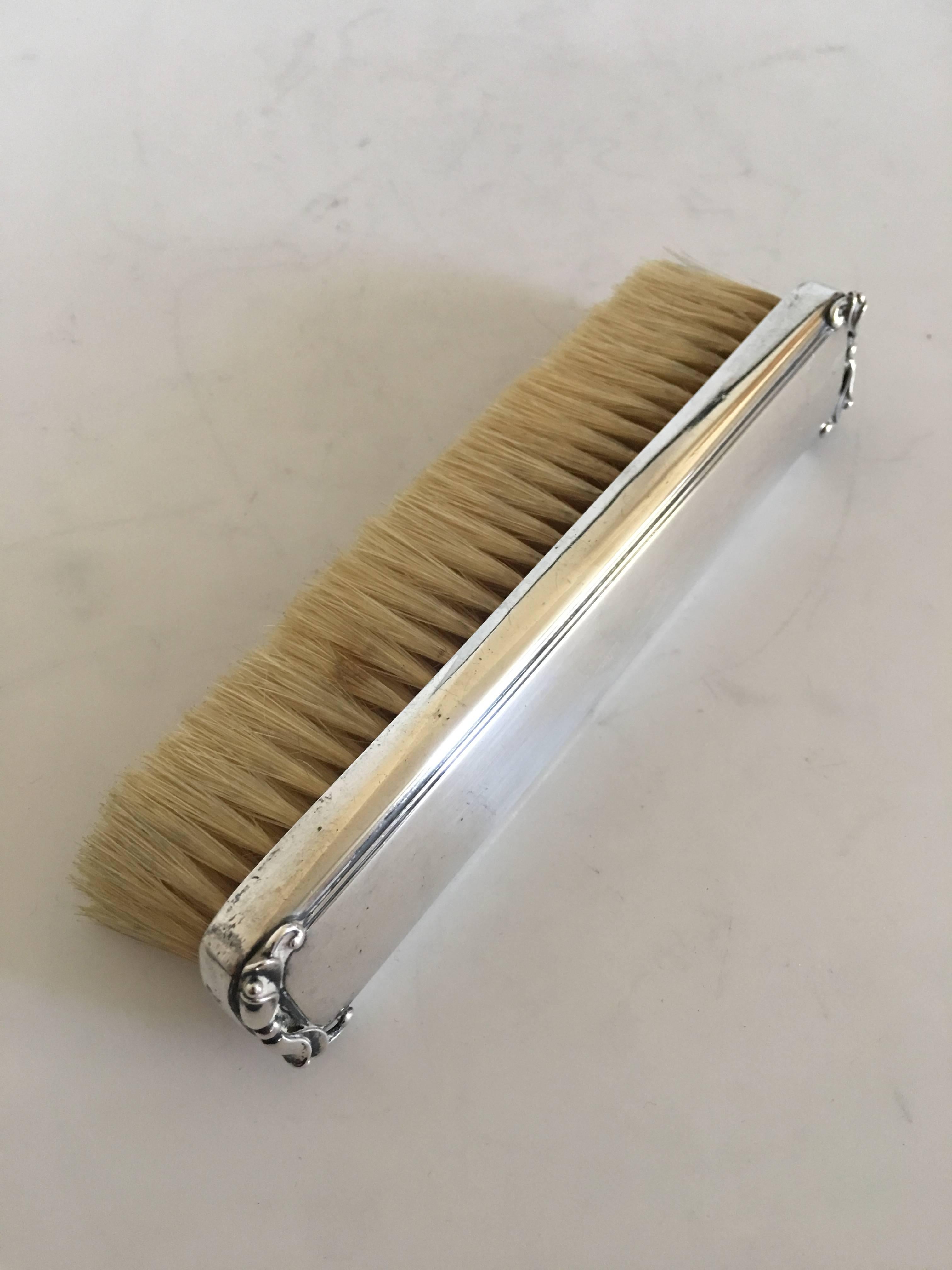 Georg Jensen brush no. 172 with sterling silver handle. Measure: 16.5 cm L (6 1/2