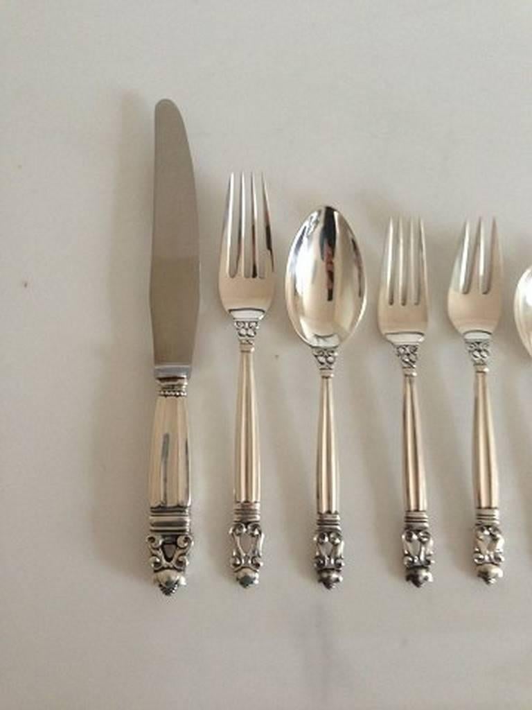 Georg Jensen acorn sterling silver flatware set of 56 pieces with old mark. Perfect condition.

In the set:

Eight dinner knifes 23.2 cm
Eight dinner forks 18.9 cm
Eight spoons 17.2 cm
Eight lunch forks 16.8 cm
Eight salad/fish forks 16.6