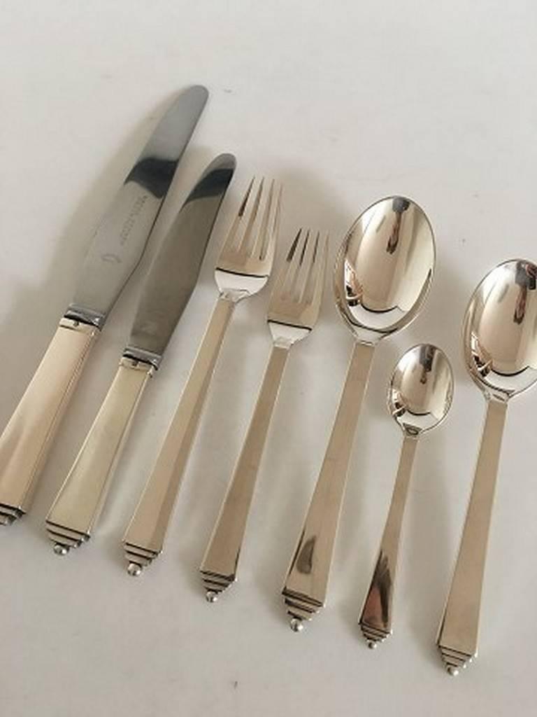 Georg Jensen sterling silver pyramid flatware set for six people. 42 pieces. With GJ Vintage Hallmarks from 1932-1944. The set consist of; 

Six dinner knives, short handle, long blade 23.8 cm L (9 3/8