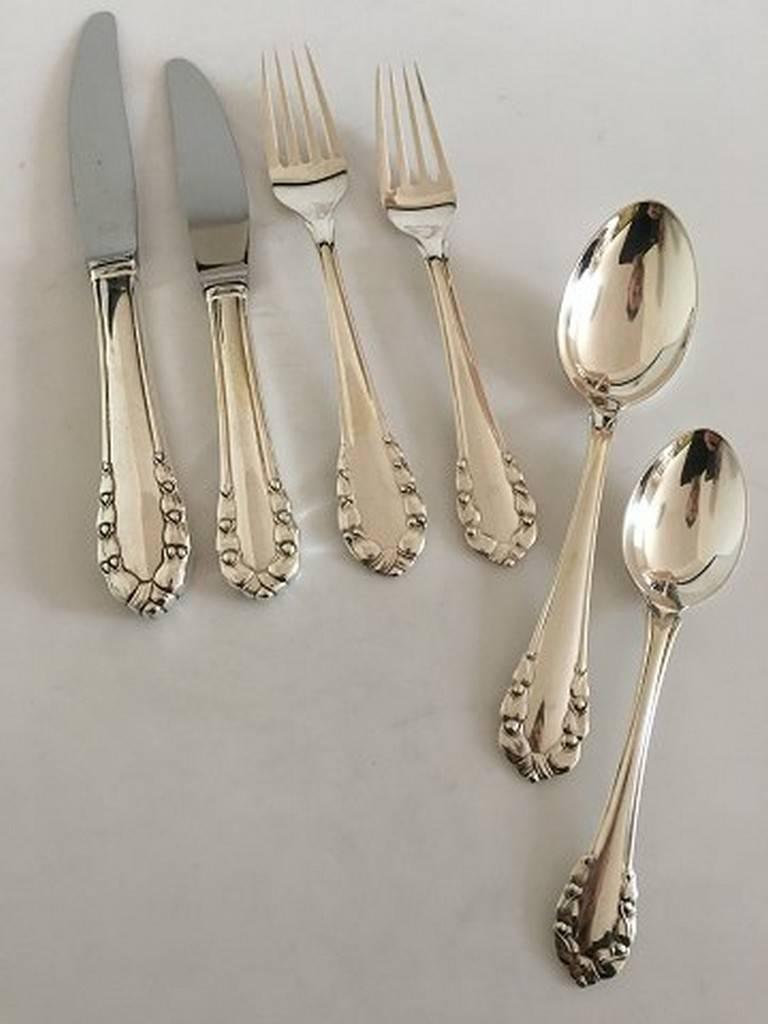Lily of the Valley Georg Jensen sterling silver flatware set for 12 people. 72 pieces. Design by Georg Jensen, 1913. The set consists of the following items;

12 dinner knives 23 cm L (9 1/16