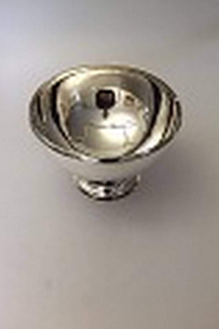 Georg Jensen large bowl in sterling silver by Gustav Pedersen #584B. Measures 20cm x 20cm x 14cm. (7 9/10